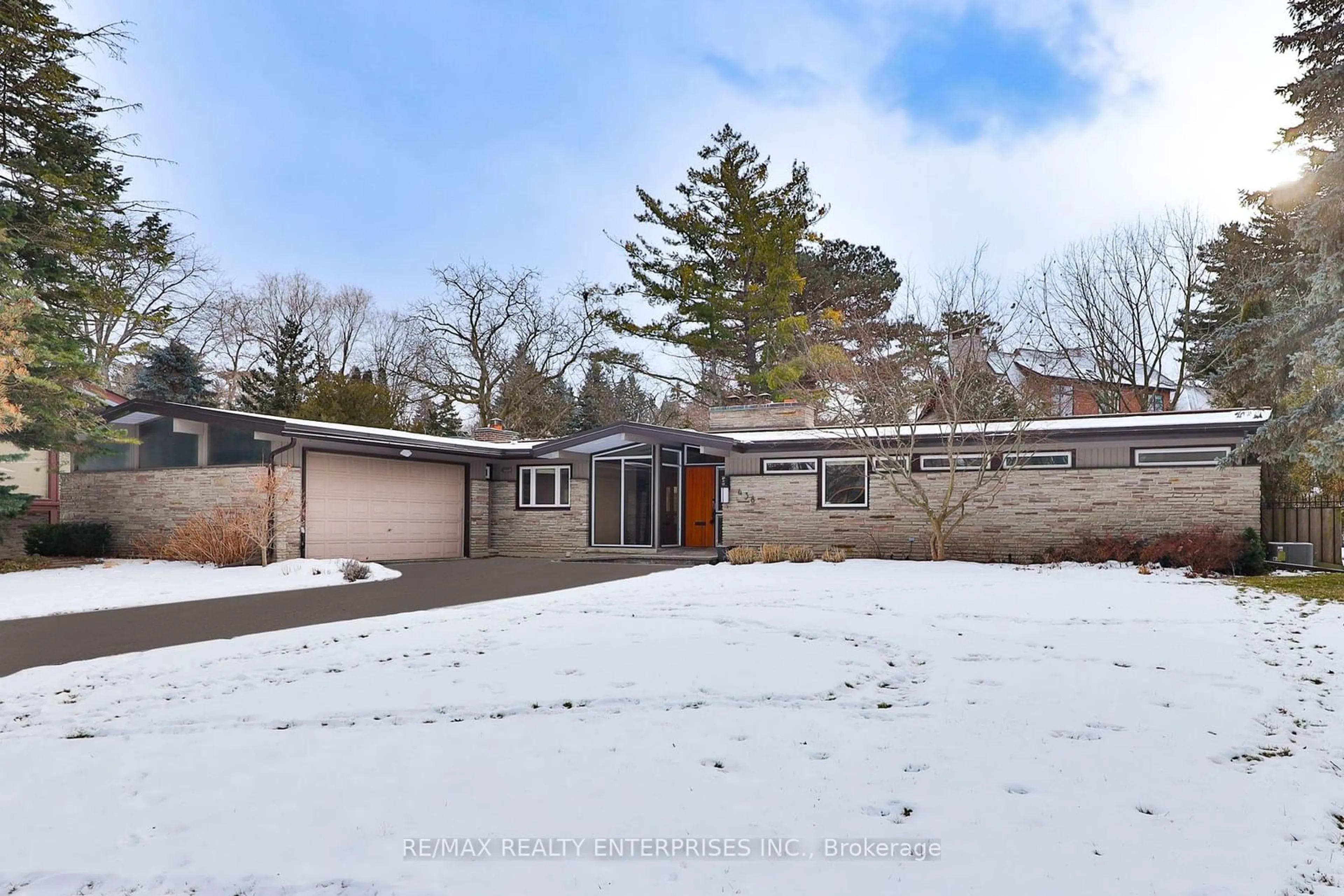 A pic from outside/outdoor area/front of a property/back of a property/a pic from drone, street for 438 Temagami Cres, Mississauga Ontario L5H 1S8