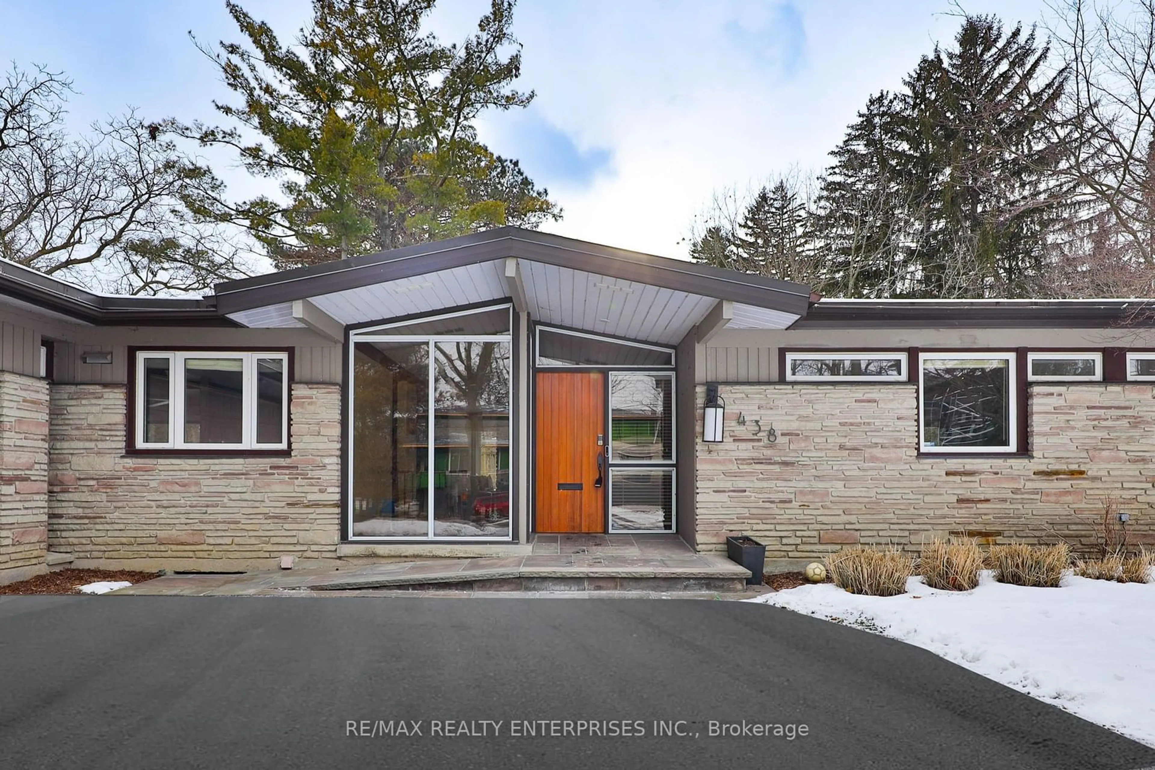 Indoor entryway for 438 Temagami Cres, Mississauga Ontario L5H 1S8