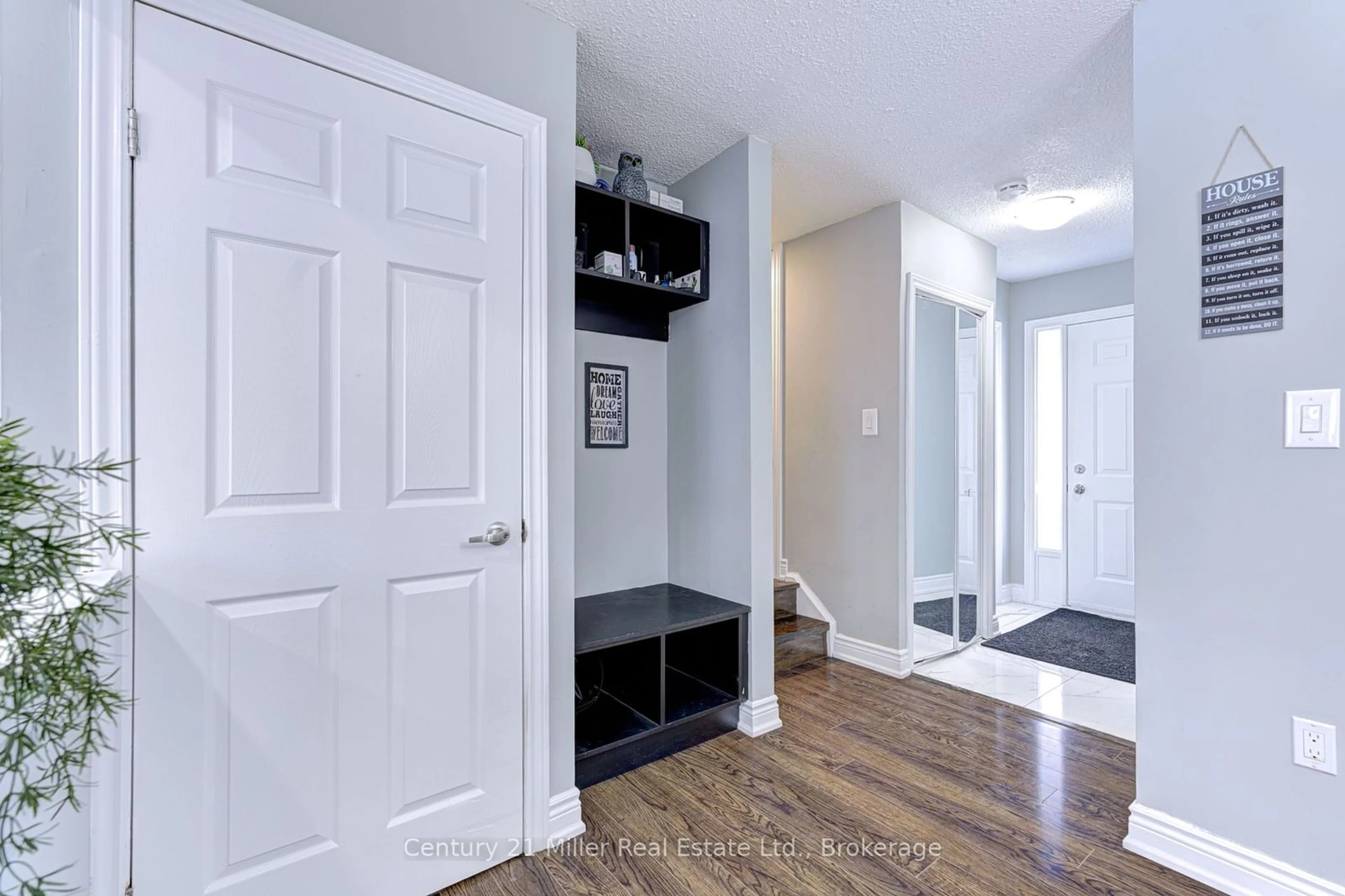 Indoor entryway for 2050 Upper Middle Rd #67, Burlington Ontario L7P 3R9