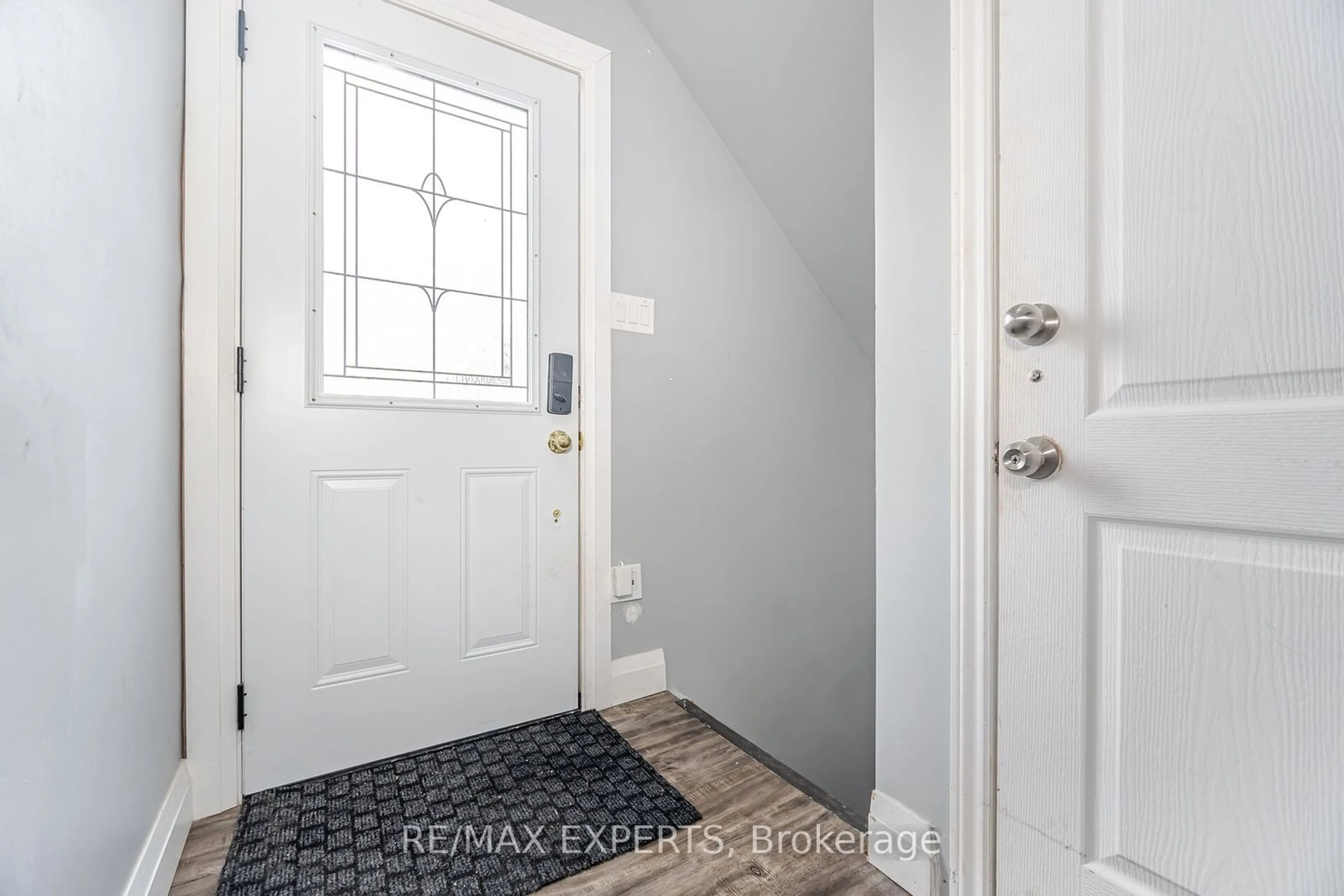 Indoor entryway for 9 Grand River Crt, Brampton Ontario L6S 2J8