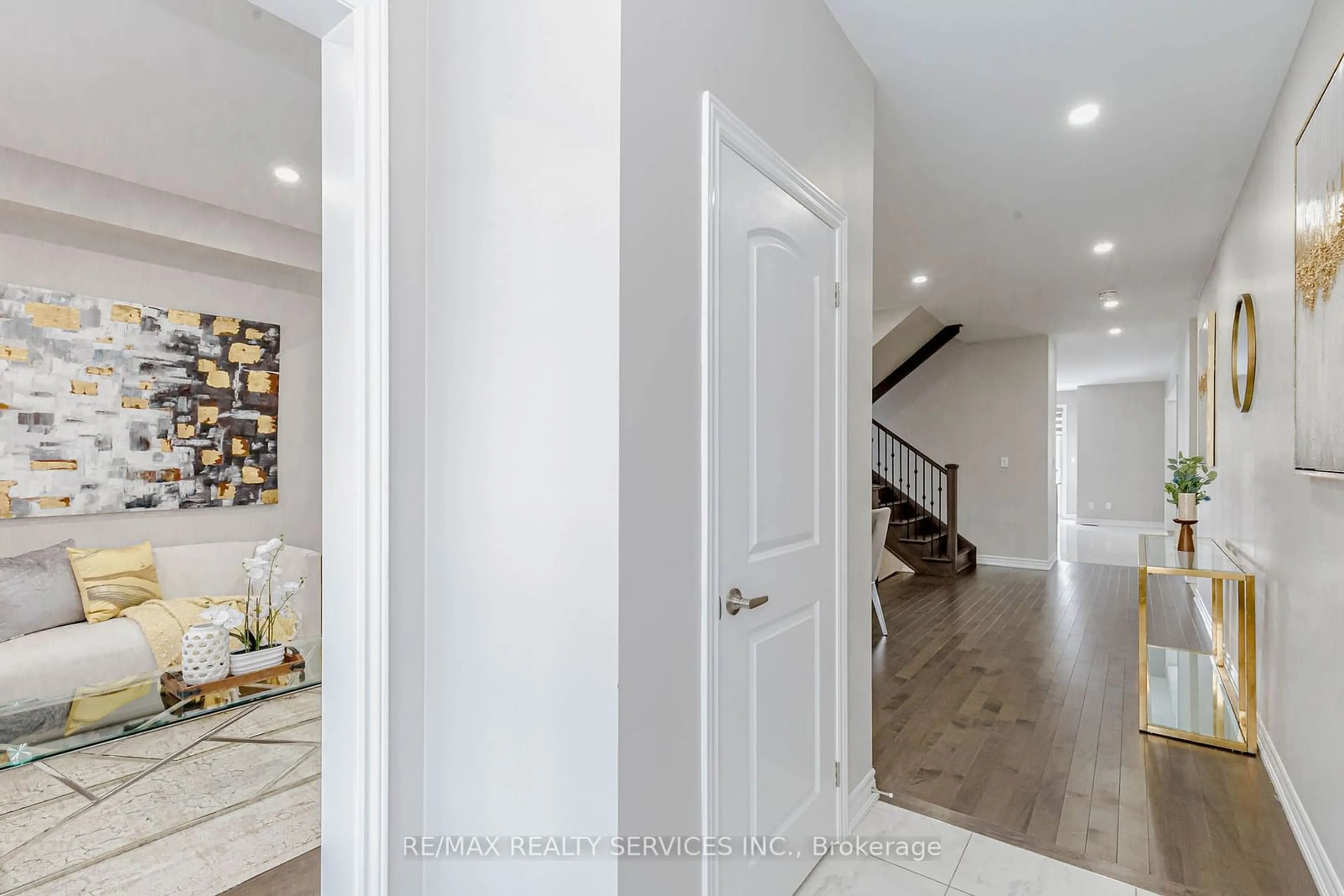 Indoor entryway for 48 Puffin Cres, Brampton Ontario L6R 4C3