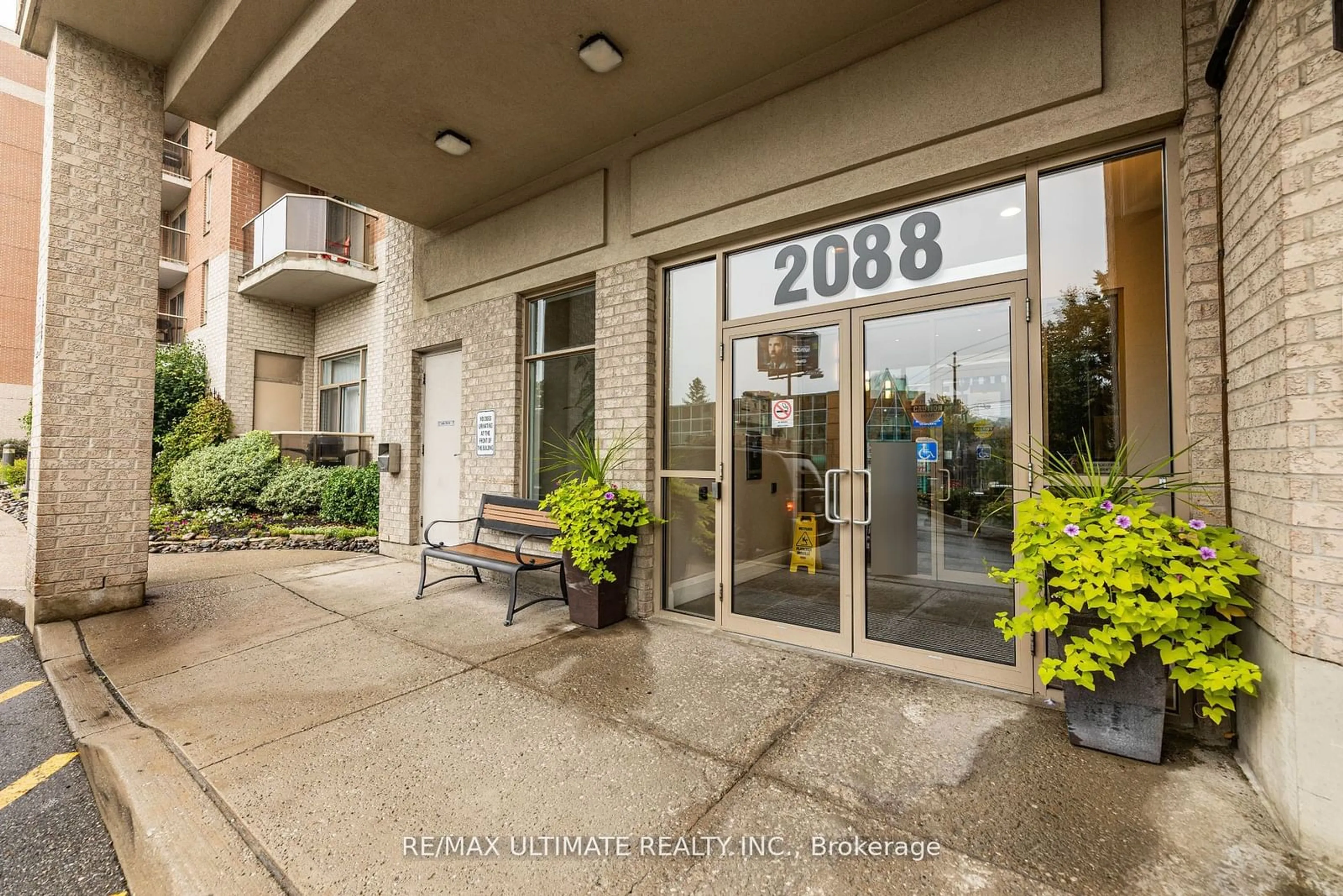 Indoor foyer for 2088 Lawrence Ave #612, Toronto Ontario M9N 3Z9