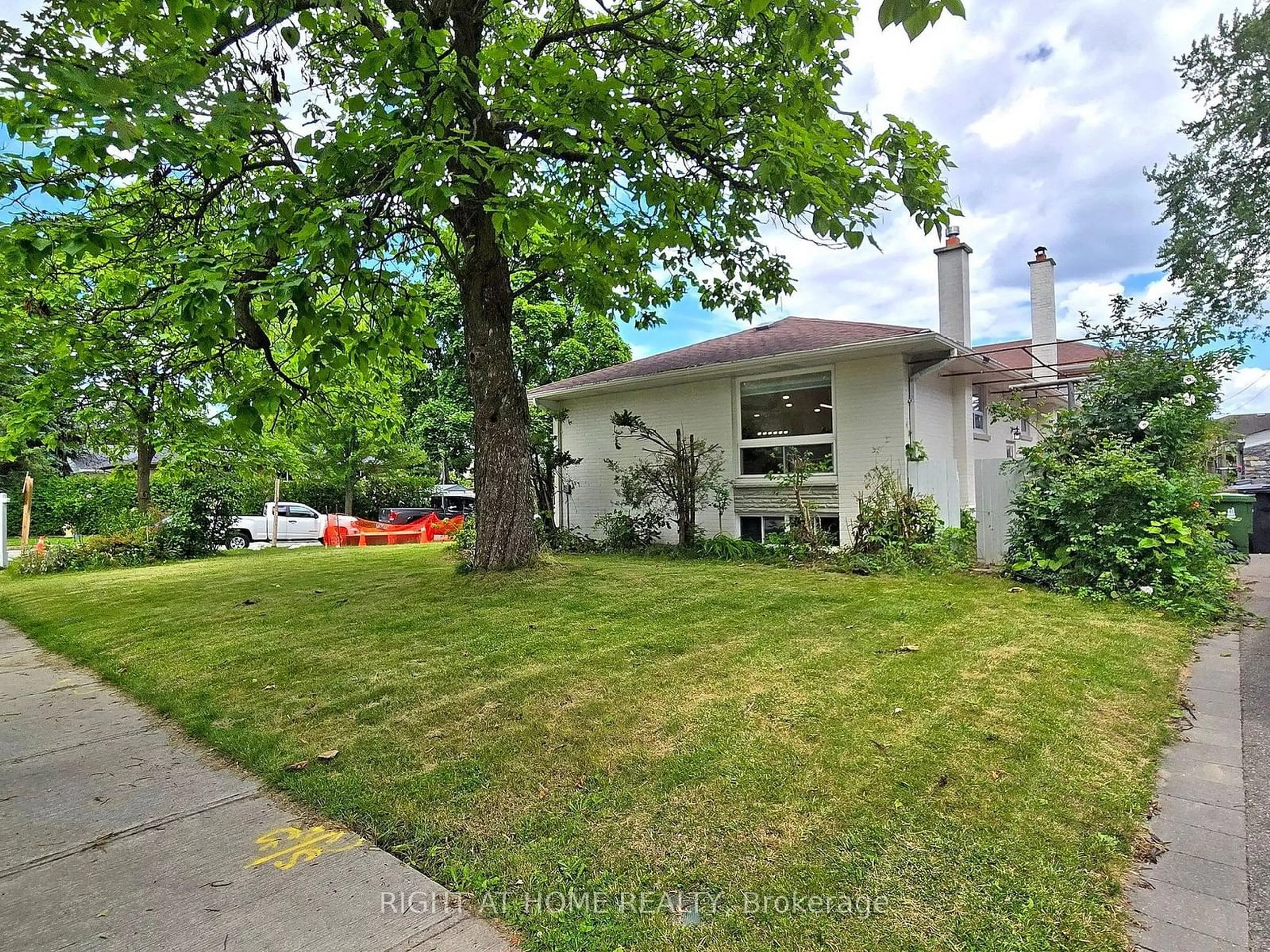 A pic from outside/outdoor area/front of a property/back of a property/a pic from drone, street for 25 Learmont Dr, Toronto Ontario M9R 2E6