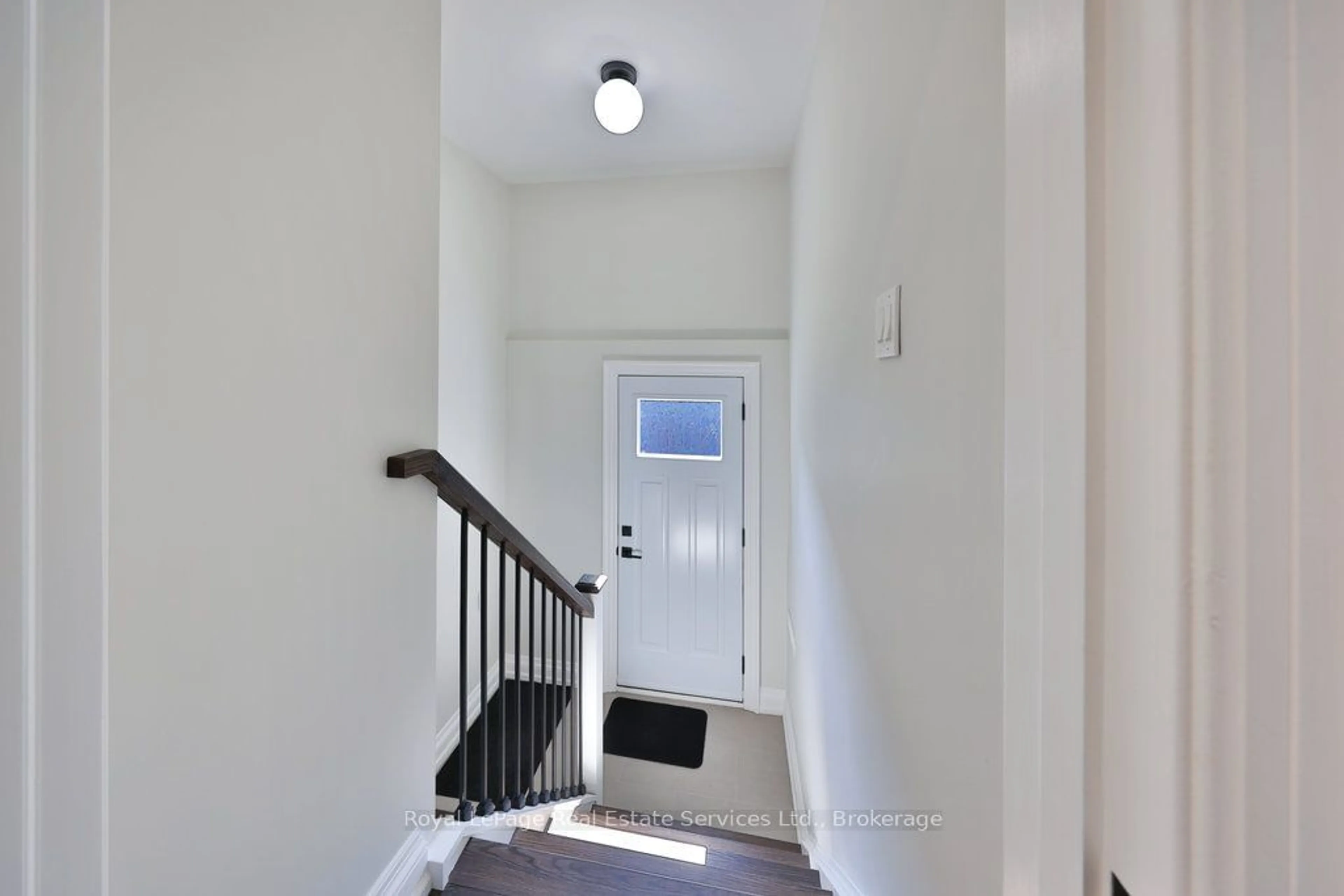 Indoor entryway for 972 South Service Rd, Mississauga Ontario L5E 1V1