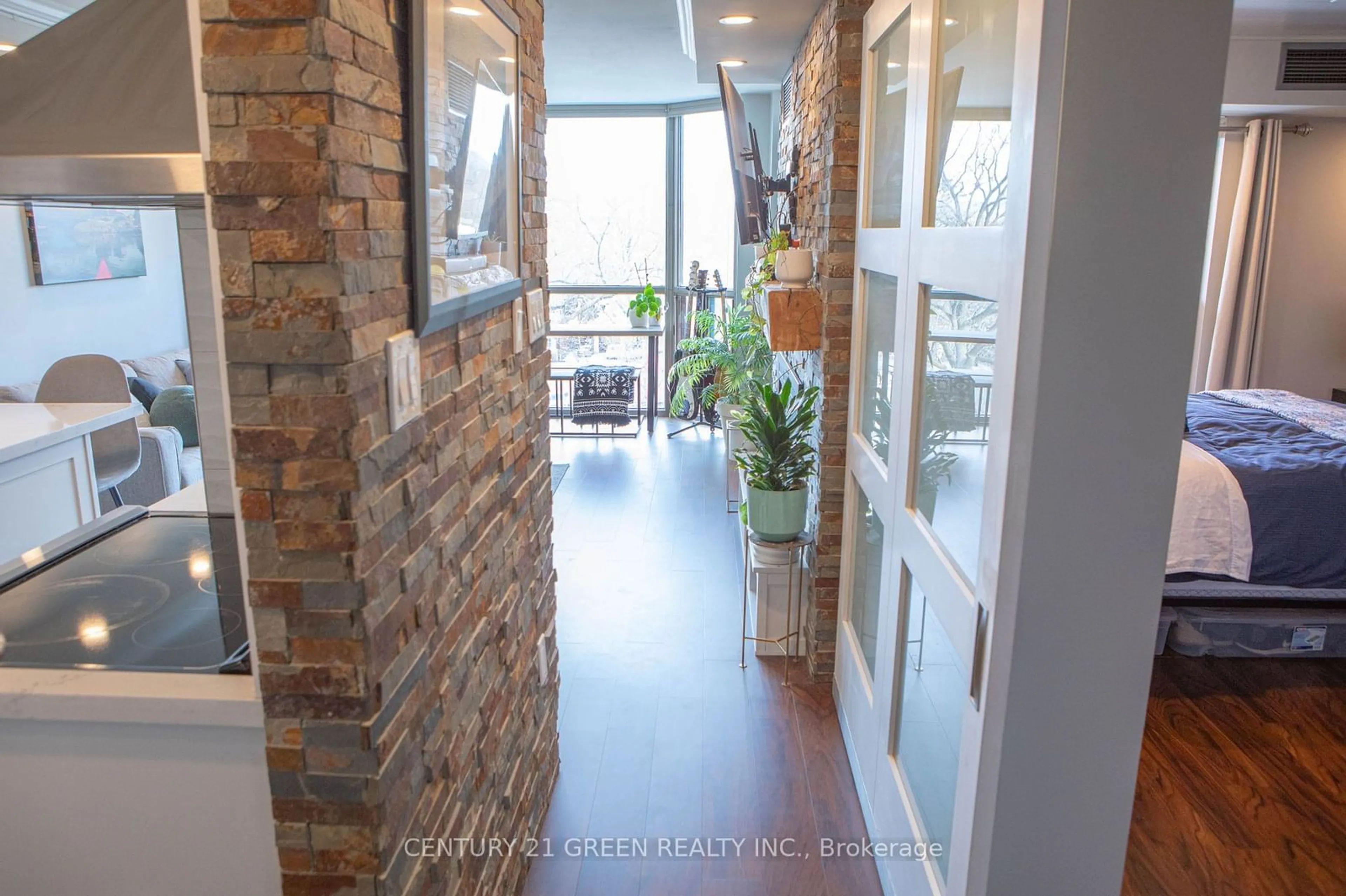 Indoor entryway for 1225 North Shore Blvd #708, Burlington Ontario L7S 1Z6