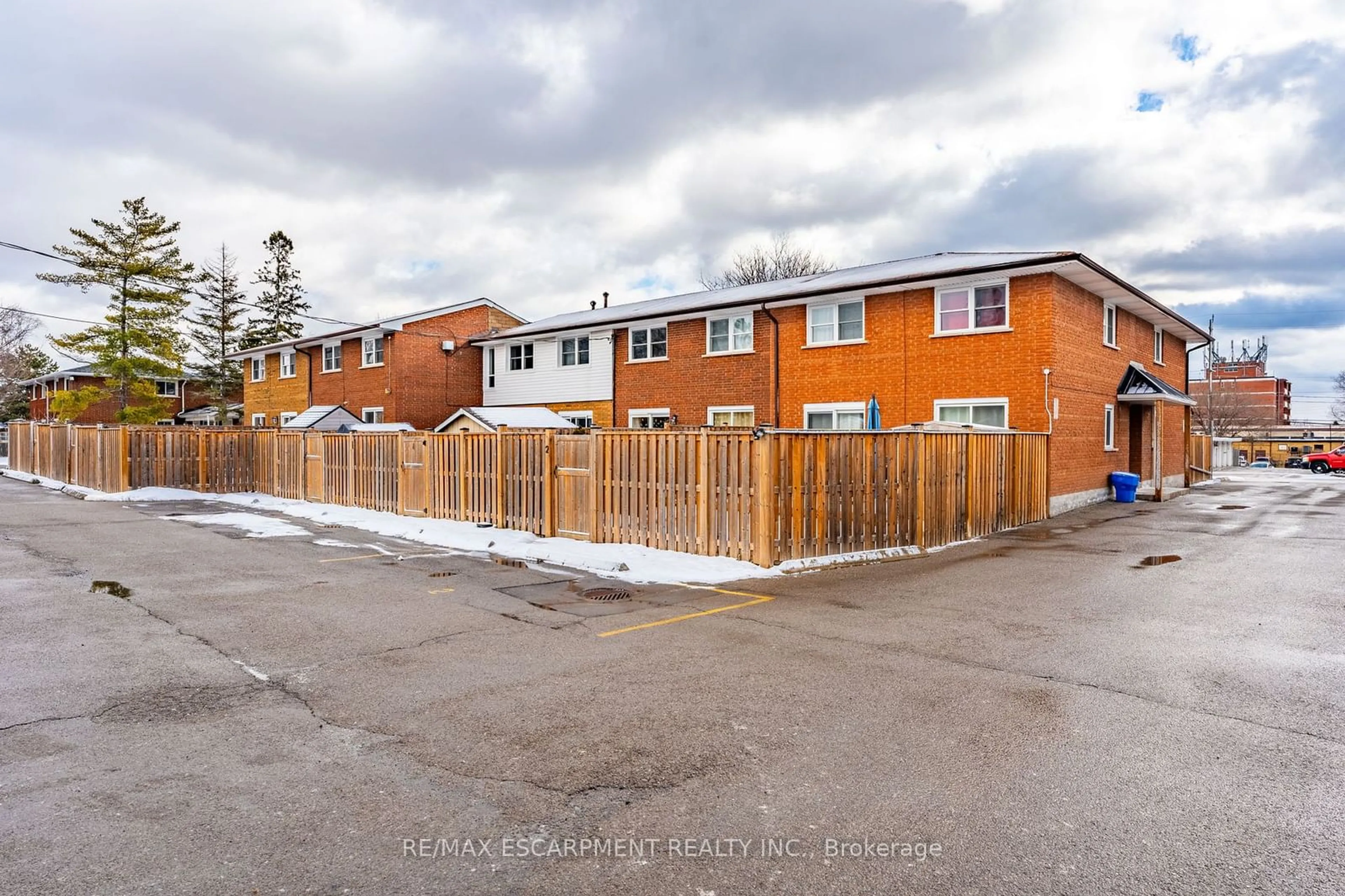 A pic from outside/outdoor area/front of a property/back of a property/a pic from drone, street for 2027 BLUEFIELDS Dr #5, Burlington Ontario L7P 1J9