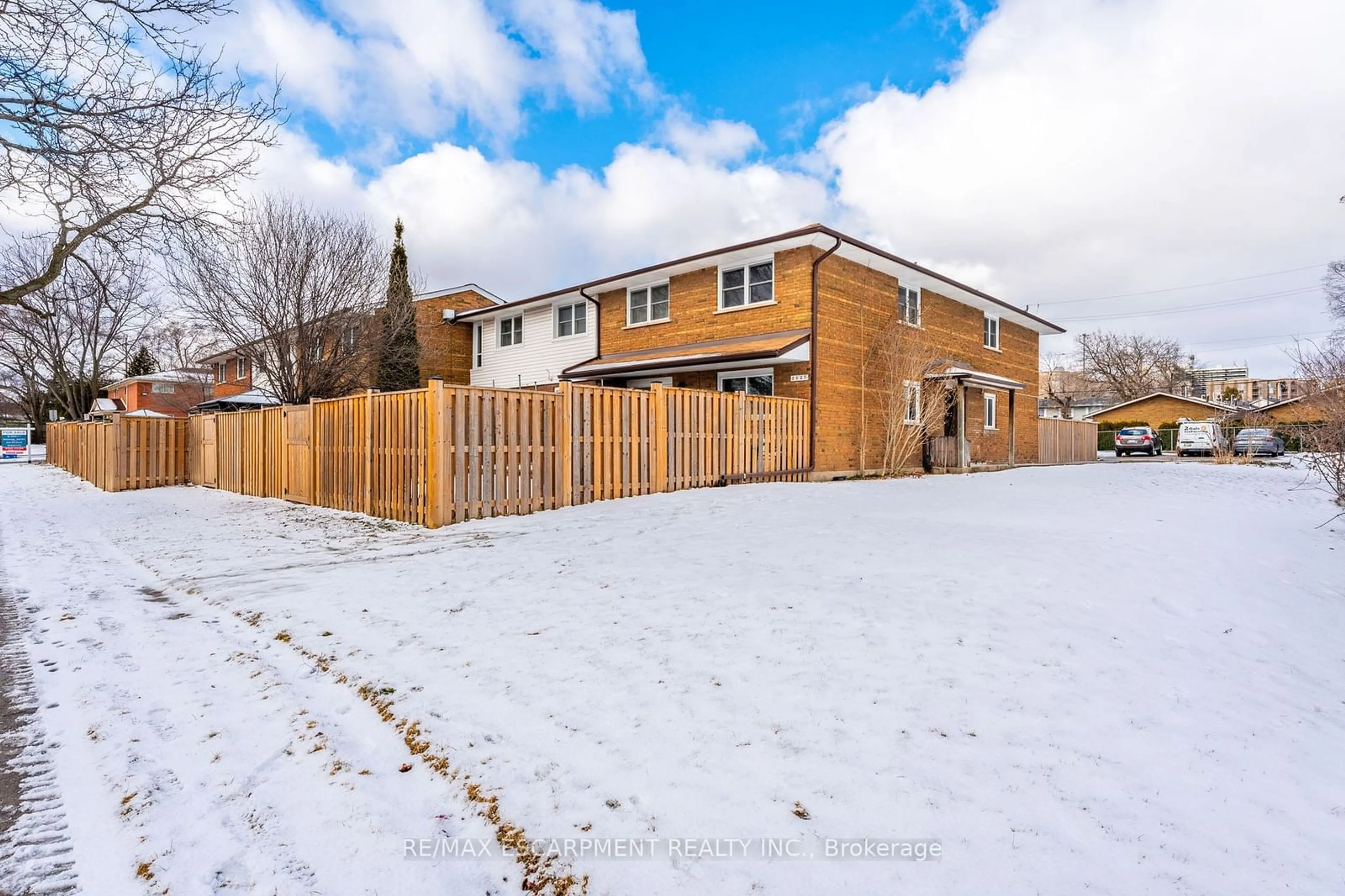 A pic from outside/outdoor area/front of a property/back of a property/a pic from drone, street for 2027 BLUEFIELDS Dr #5, Burlington Ontario L7P 1J9