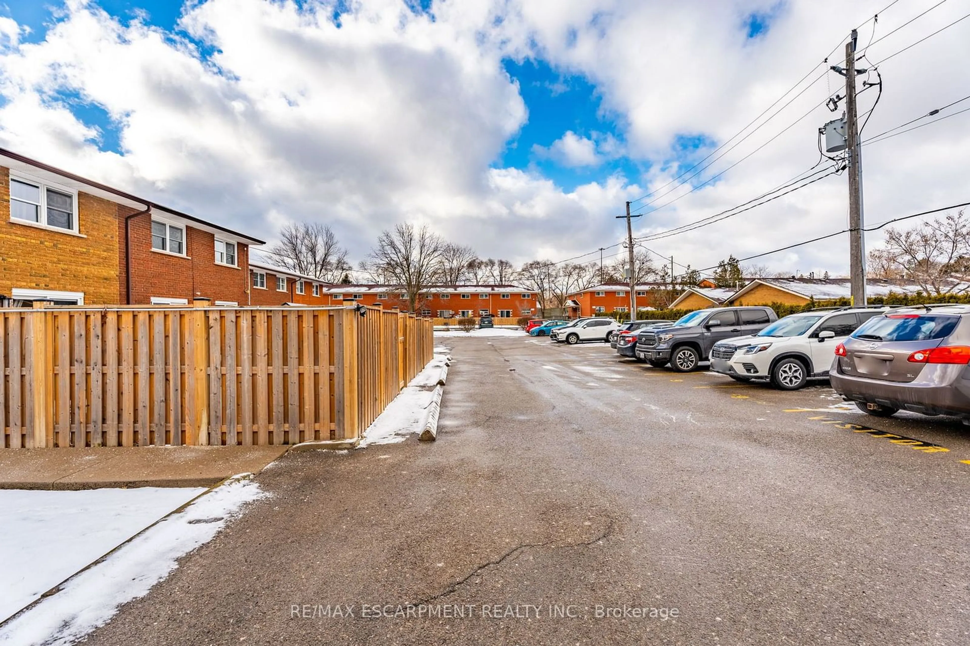 A pic from outside/outdoor area/front of a property/back of a property/a pic from drone, street for 2027 BLUEFIELDS Dr #5, Burlington Ontario L7P 1J9