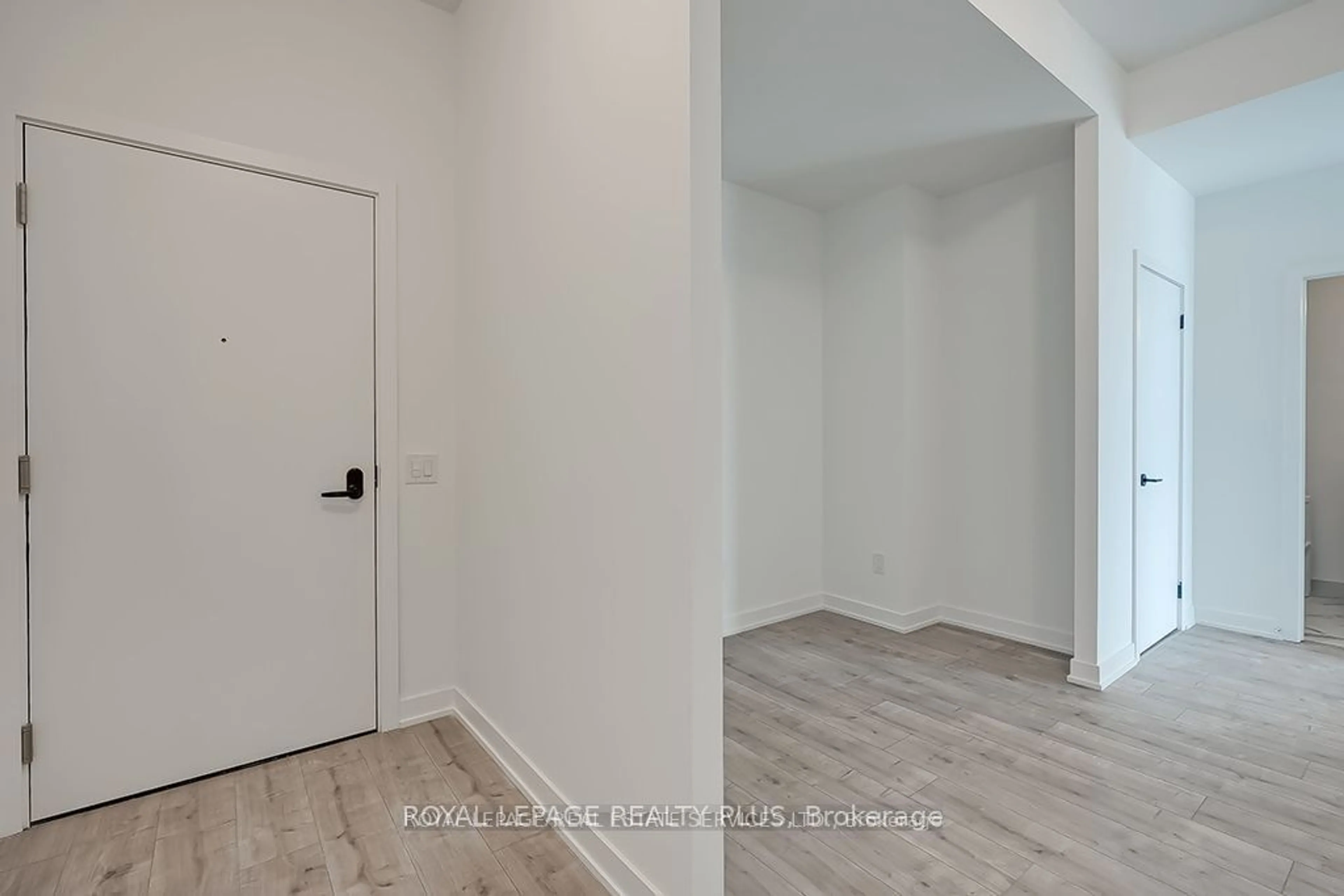 Indoor entryway for 220 Missinnihe Way #505, Mississauga Ontario L5H 0A9