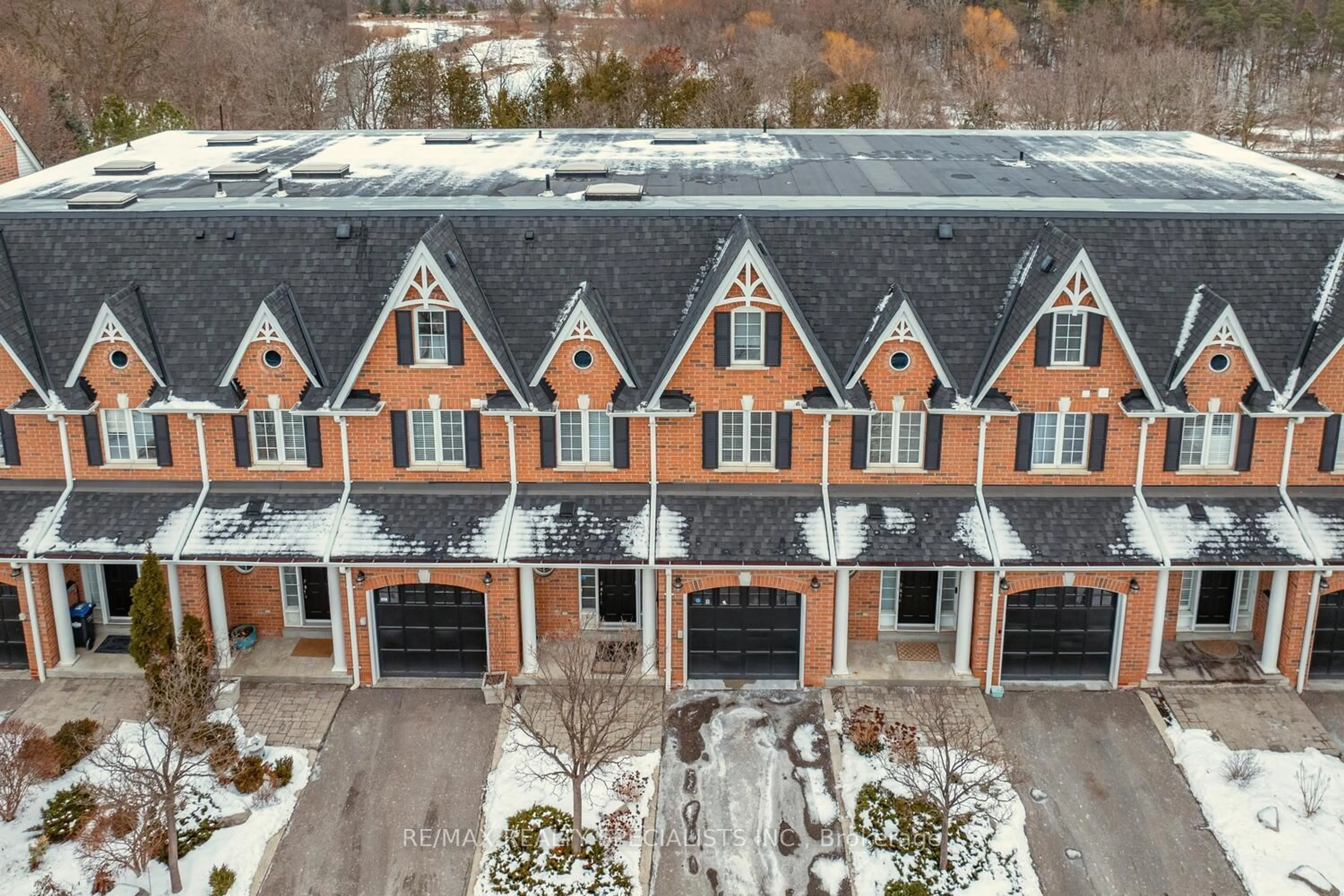 A pic from outside/outdoor area/front of a property/back of a property/a pic from drone, unknown for 85 Church St #8, Mississauga Ontario L5M 1M6