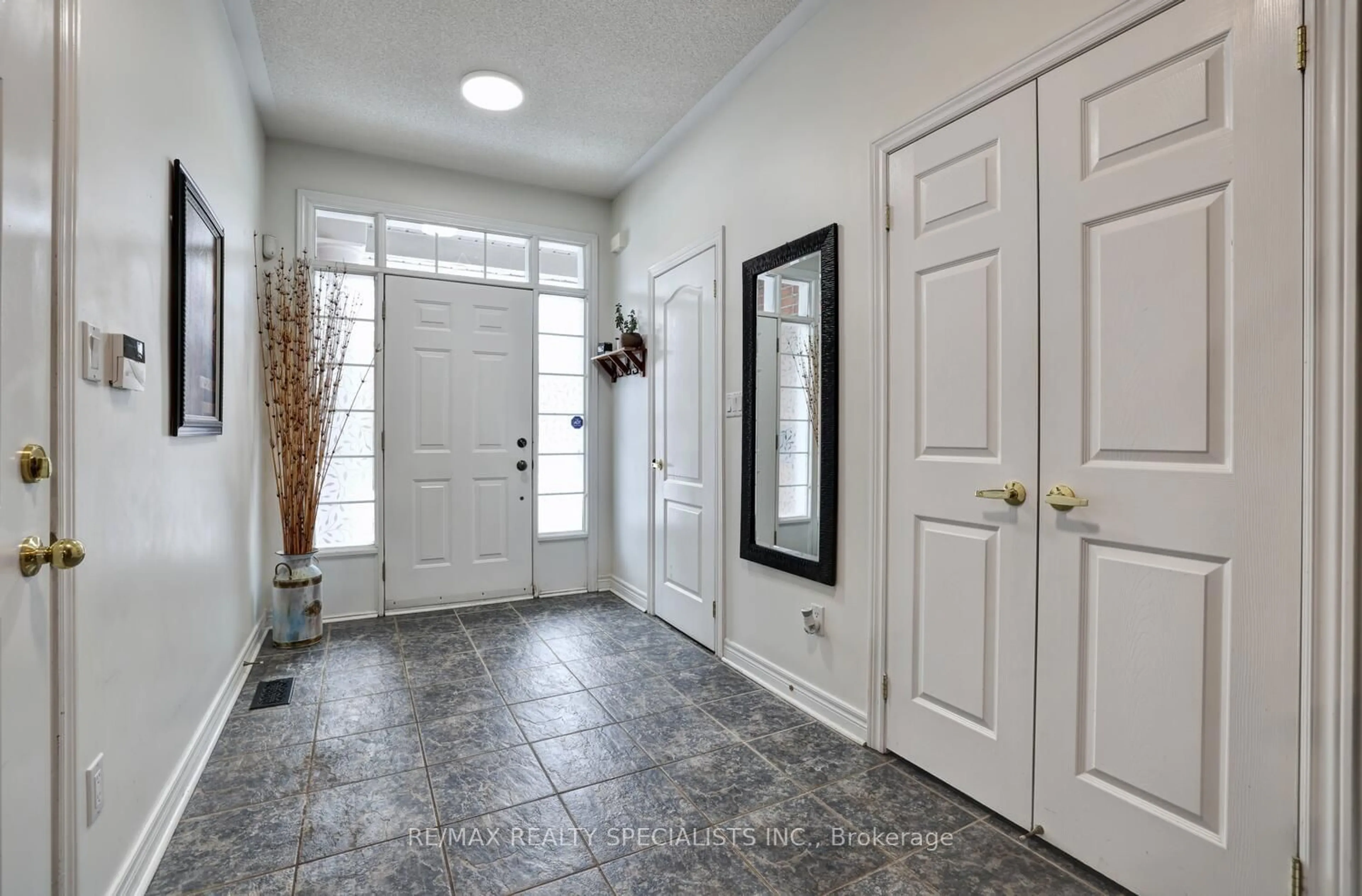 Indoor entryway for 85 Church St #8, Mississauga Ontario L5M 1M6