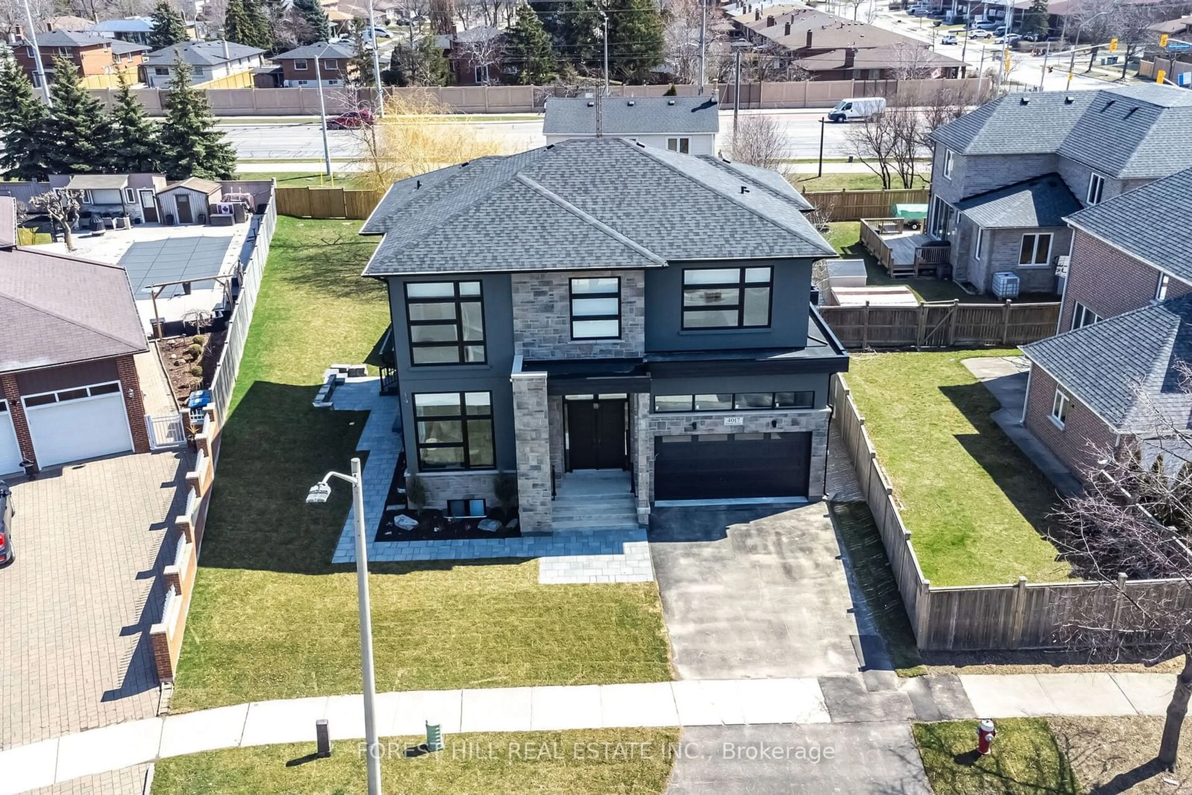 A pic from outside/outdoor area/front of a property/back of a property/a pic from drone, street for 4017 Twine Cres, Mississauga Ontario L4Z 1E8