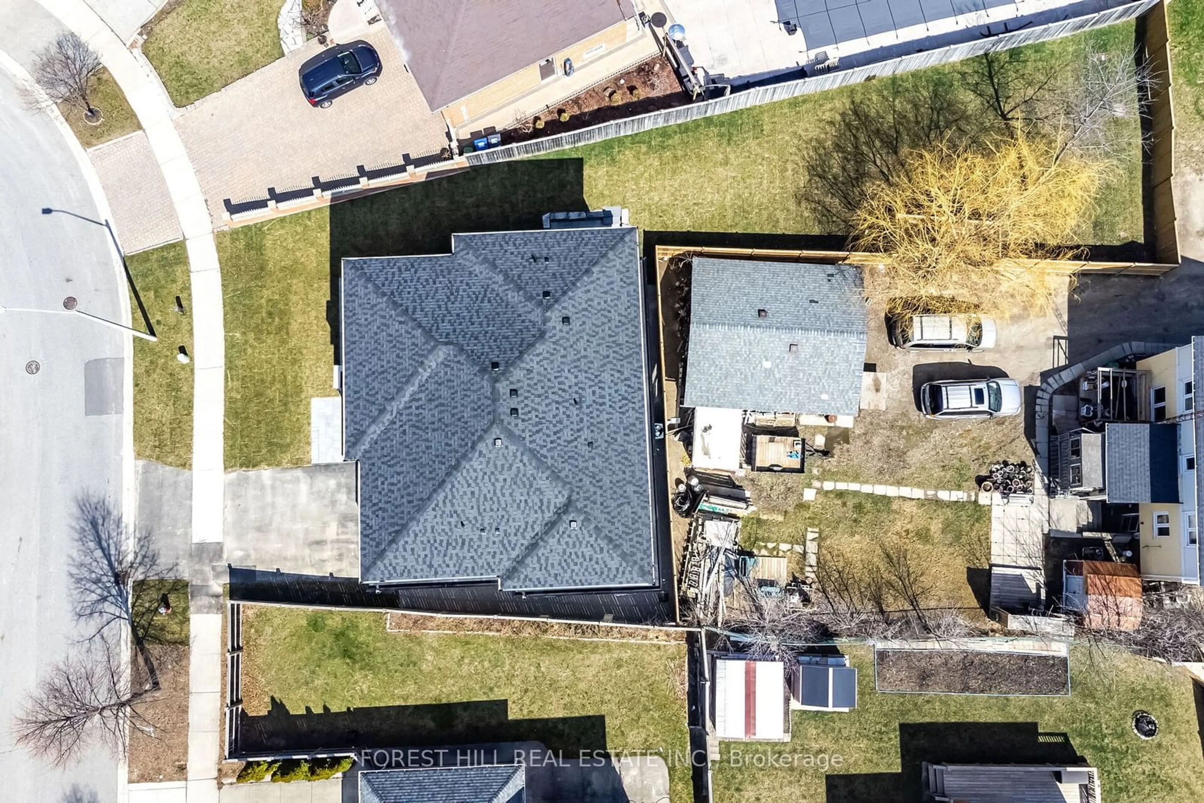 A pic from outside/outdoor area/front of a property/back of a property/a pic from drone, street for 4017 Twine Cres, Mississauga Ontario L4Z 1E8