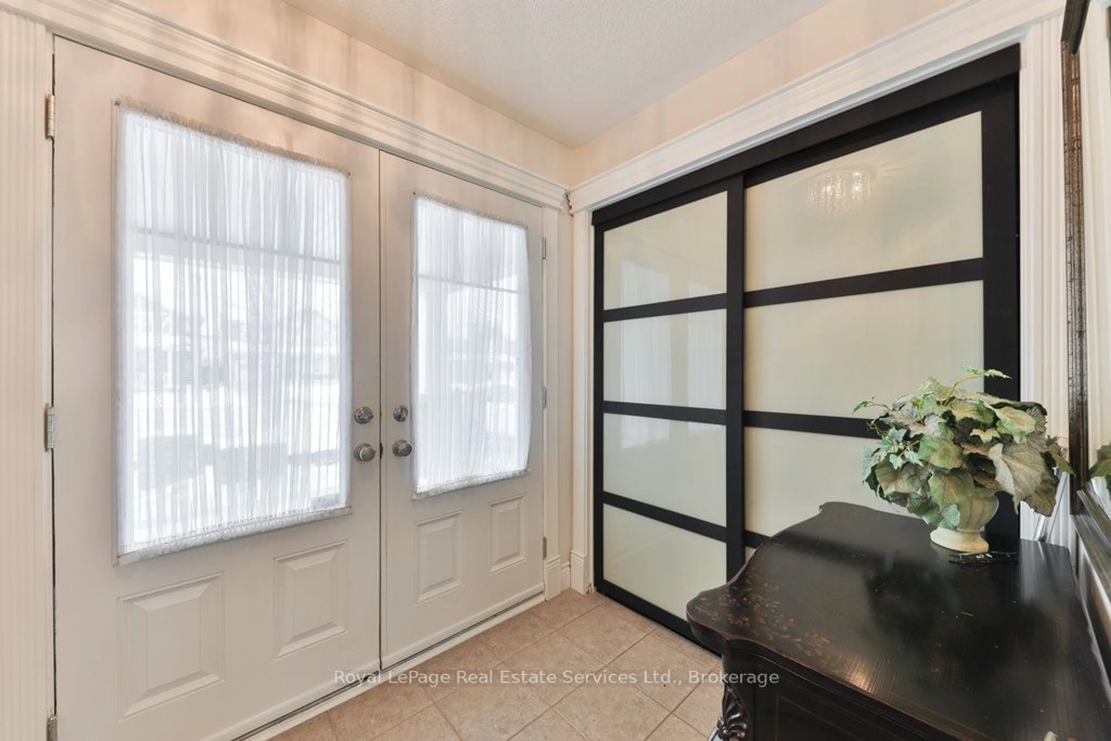 Indoor entryway for 395 Dymott Ave, Milton Ontario L9T 7T4