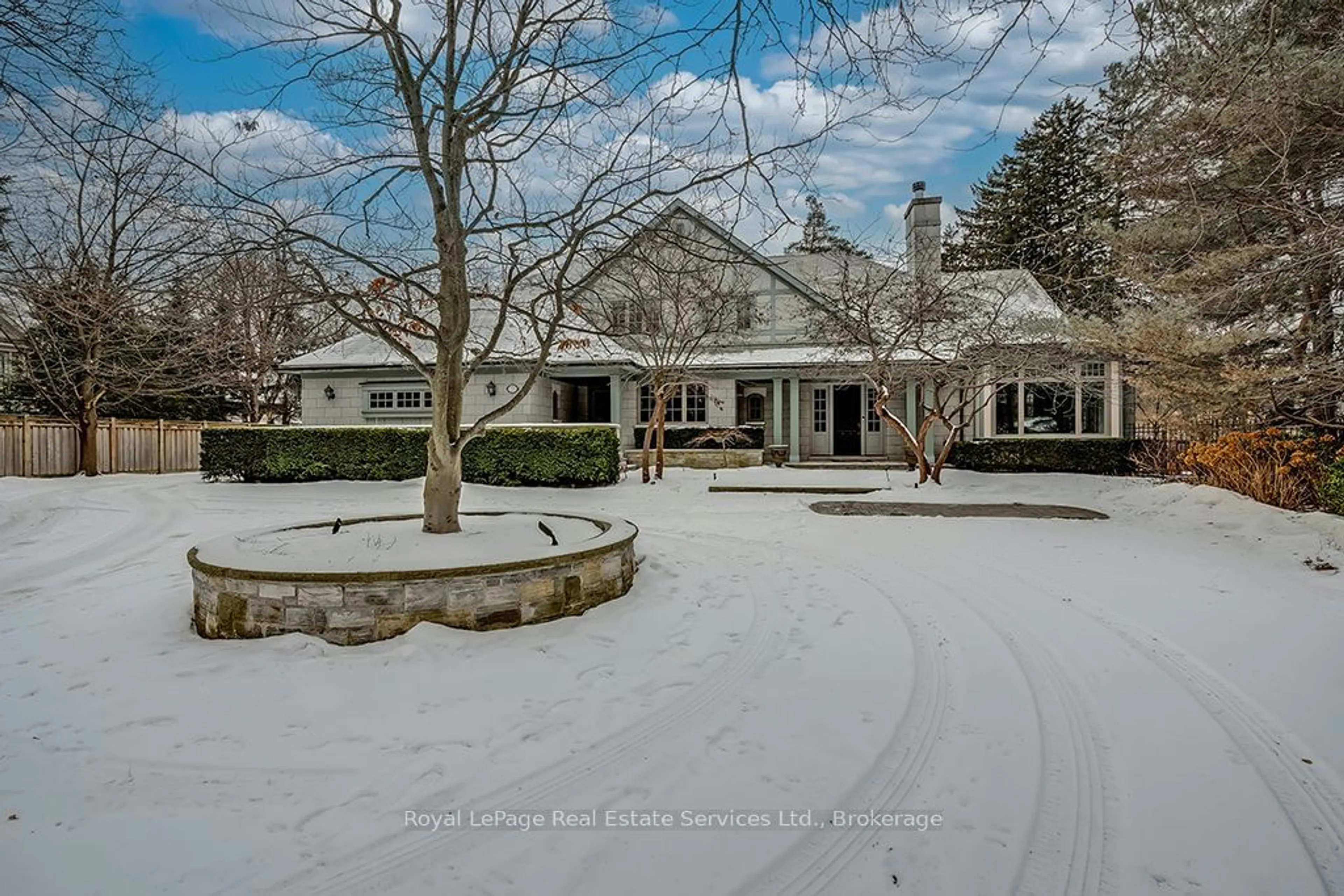 A pic from outside/outdoor area/front of a property/back of a property/a pic from drone, street for 370 POPLAR Dr, Oakville Ontario L6J 4E4