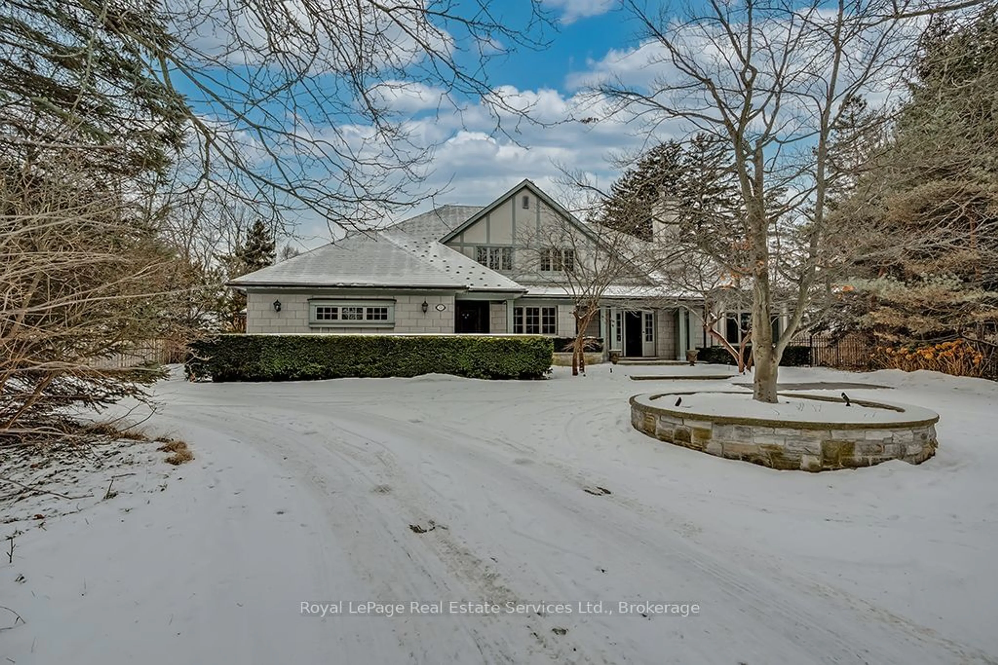 A pic from outside/outdoor area/front of a property/back of a property/a pic from drone, street for 370 POPLAR Dr, Oakville Ontario L6J 4E4