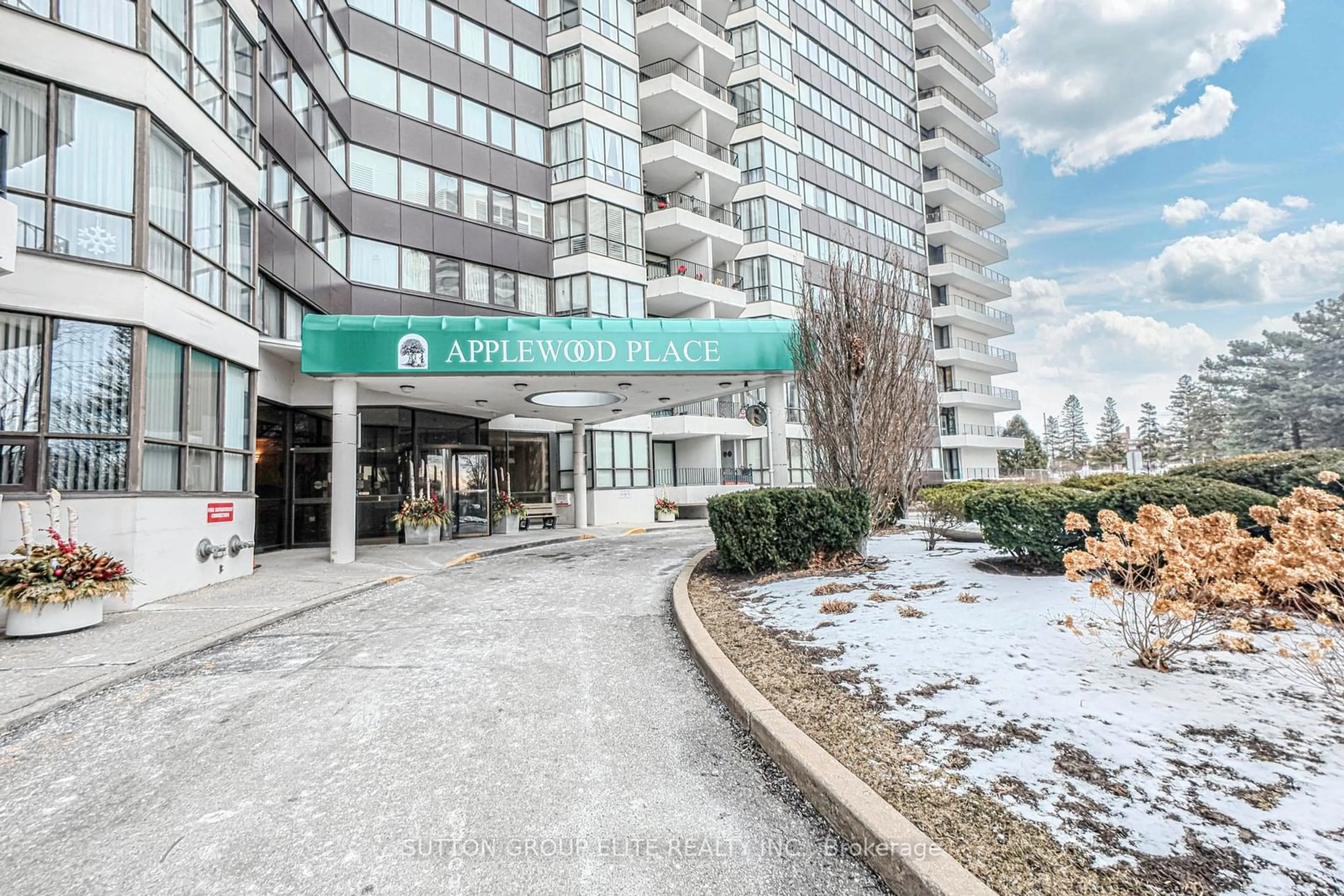 Indoor foyer for 1333 Bloor St #1517, Mississauga Ontario L4Y 3T6