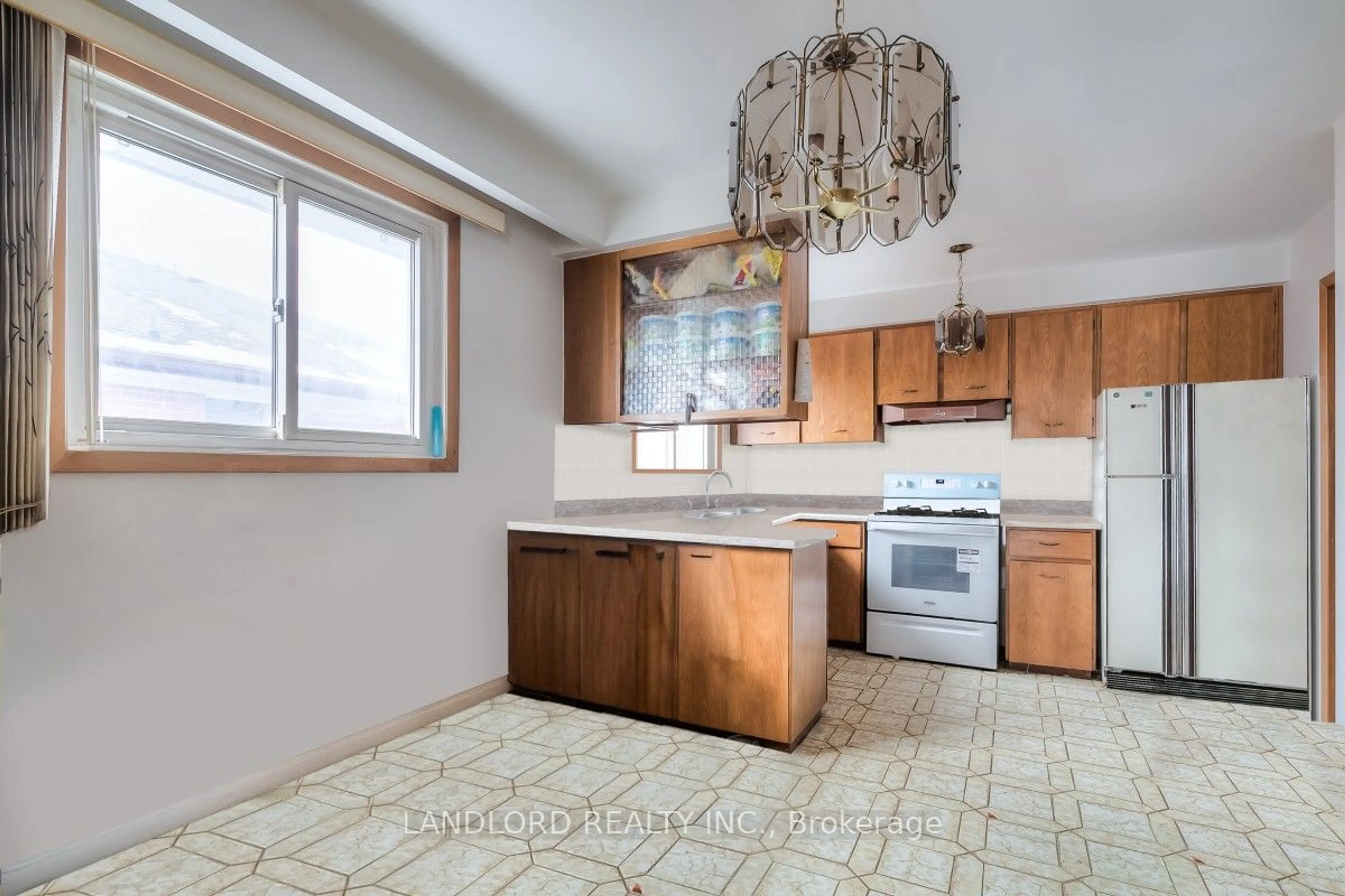 Standard kitchen, ceramic/tile floor for 298 Hullmar Dr, Toronto Ontario M3N 2G1