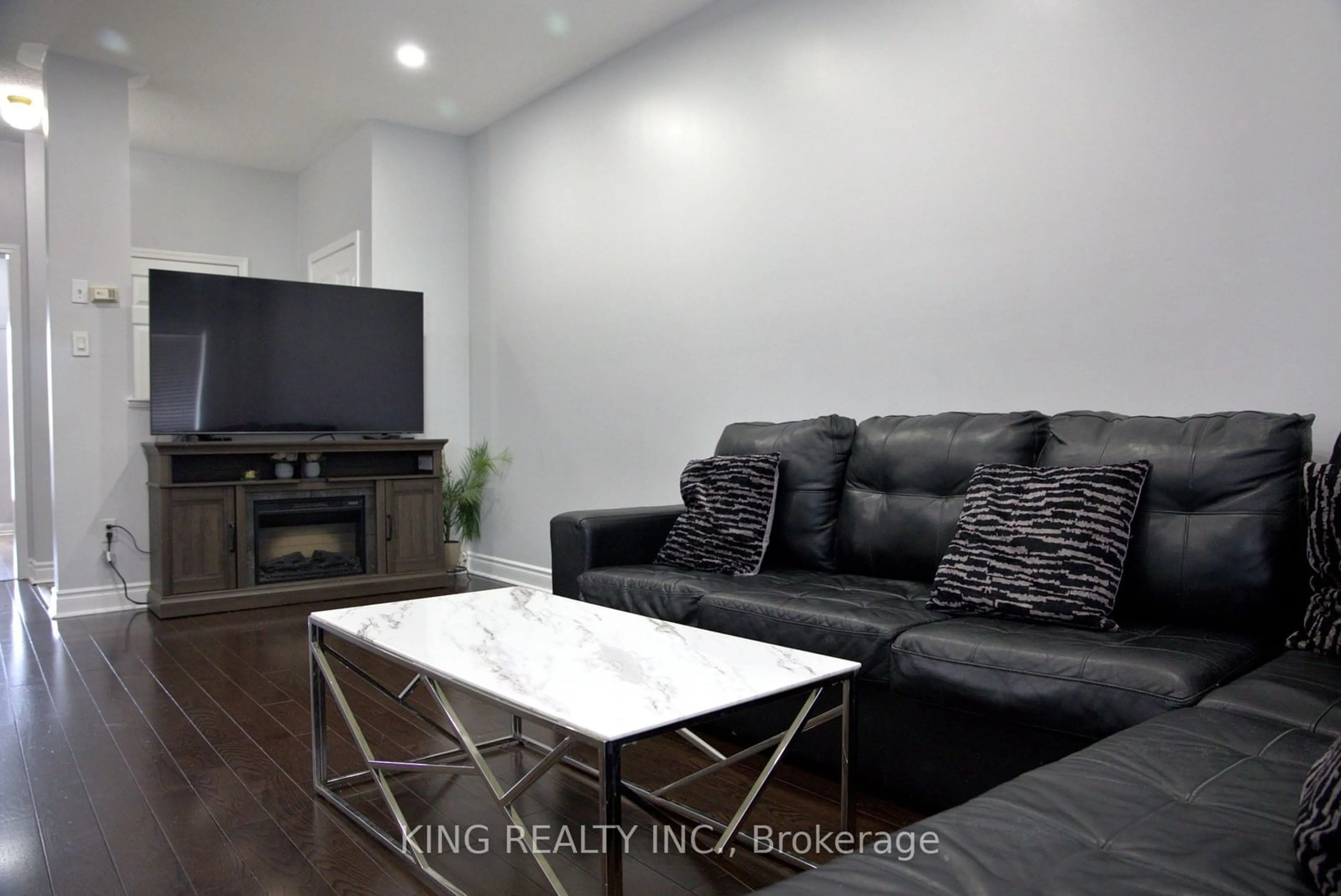 Living room with furniture, wood/laminate floor for 40 Starfish Crt, Brampton Ontario L6R 2R5