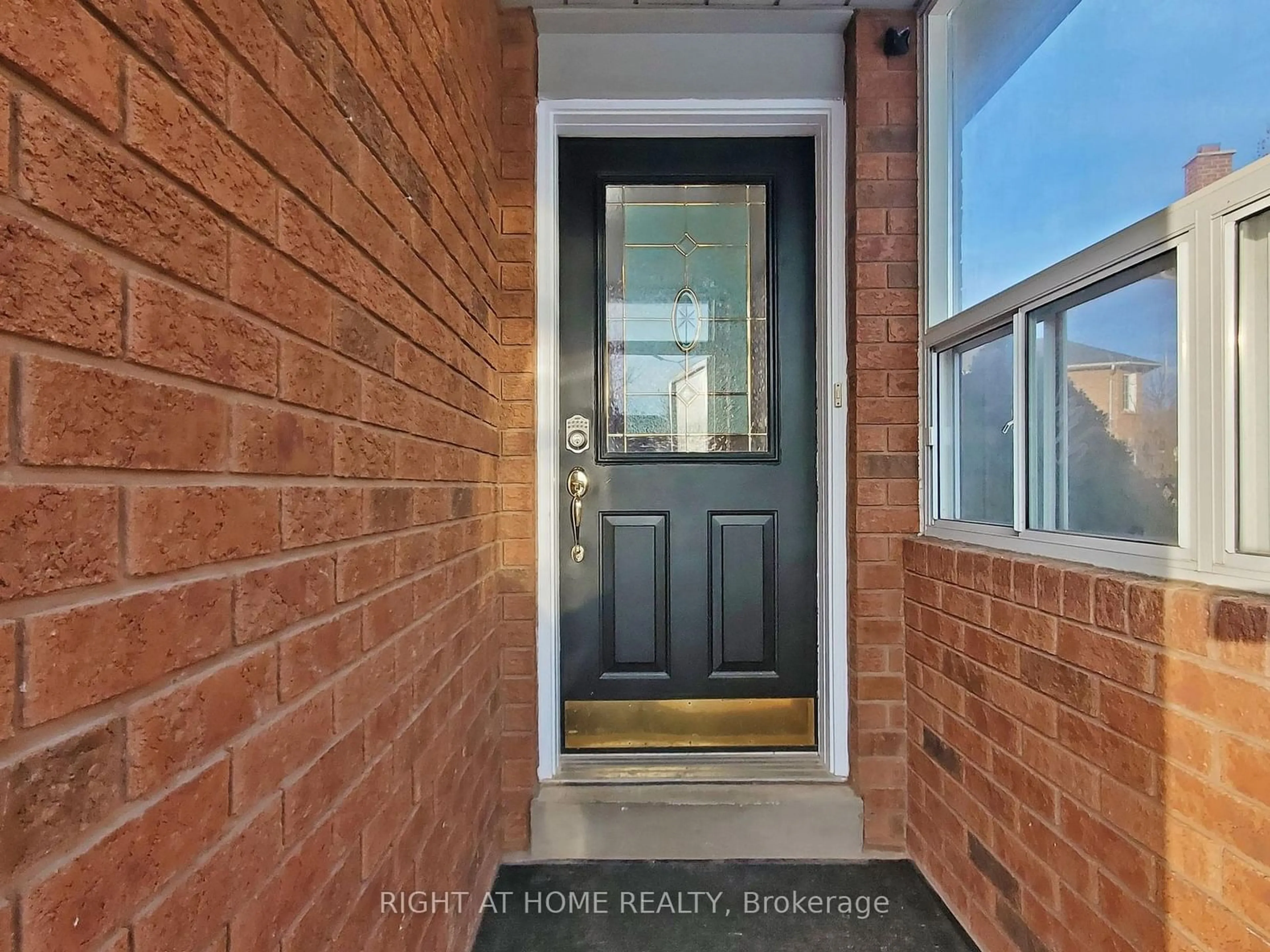 Indoor entryway for 2353 Mowat Ave, Oakville Ontario L6H 5X3