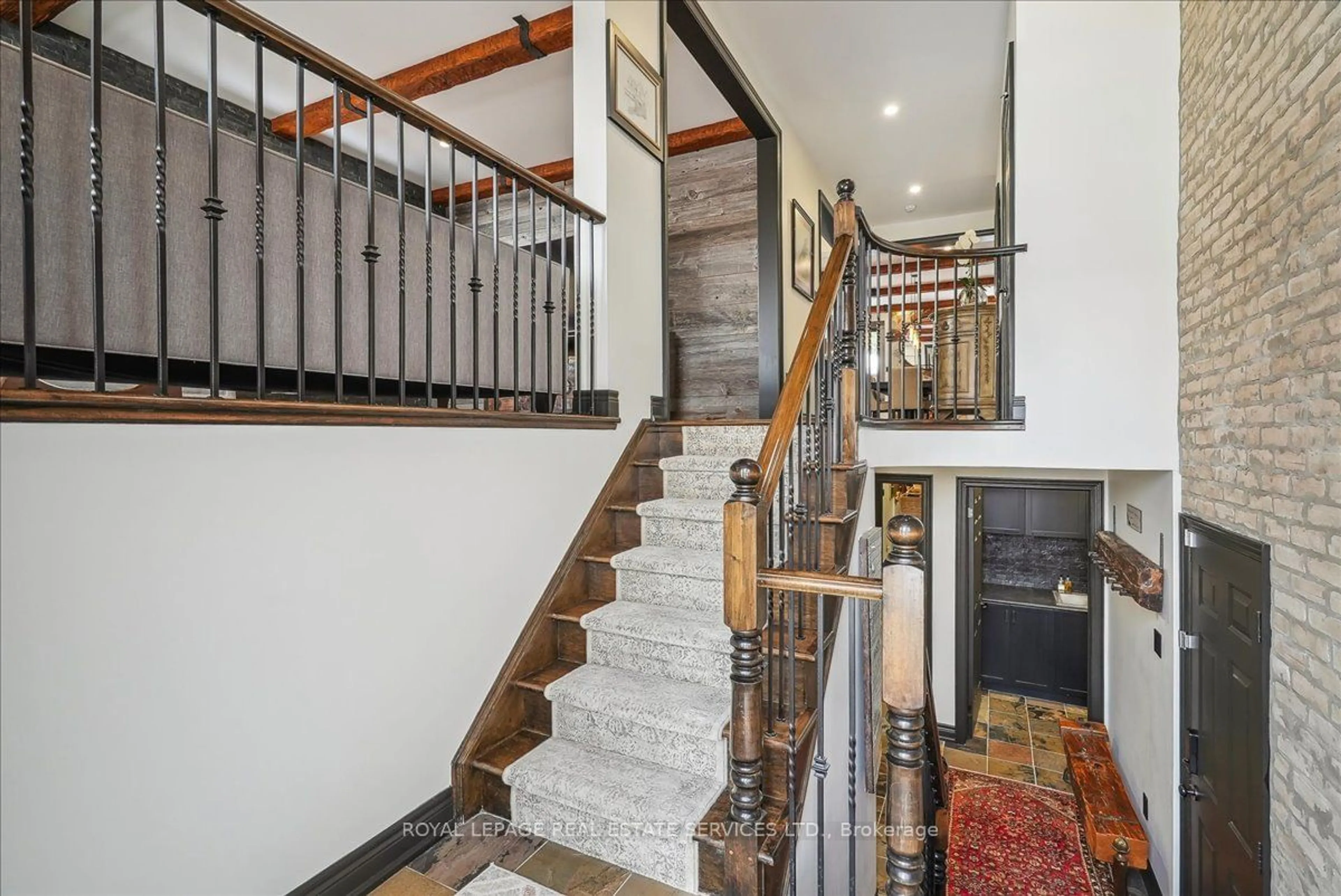 Indoor foyer for 16 Arborglen Dr, Halton Hills Ontario L7G 6L2