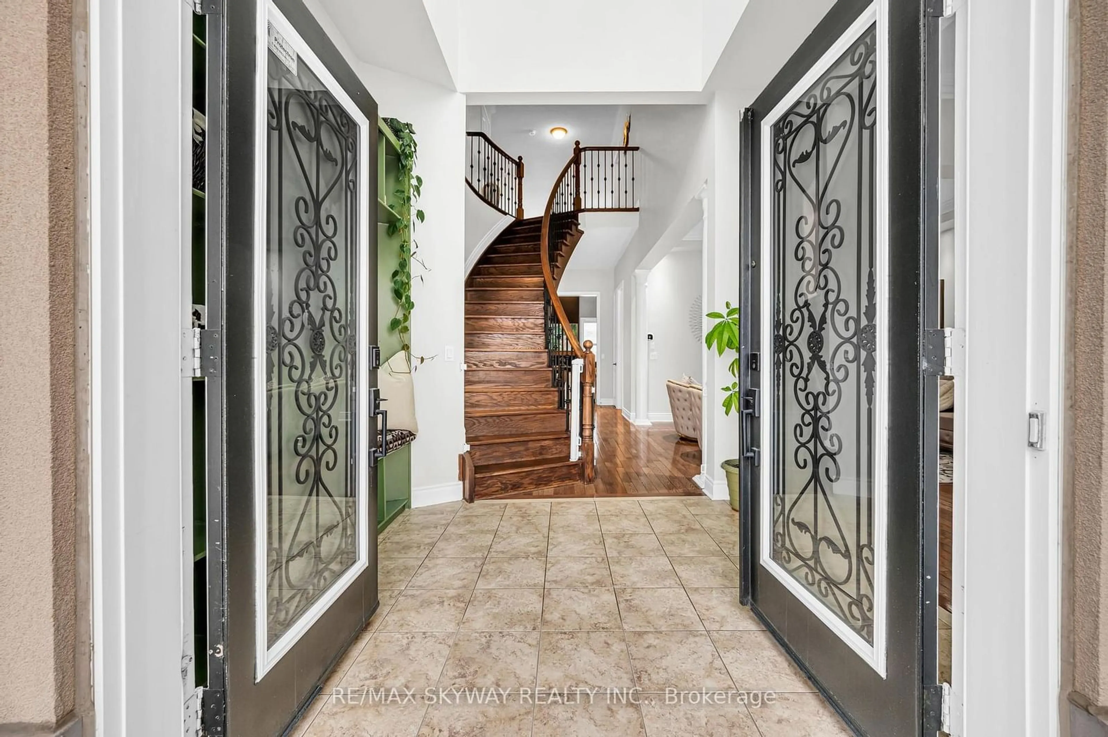 Indoor entryway for 9 Louvre Circ, Brampton Ontario L6P 1W2