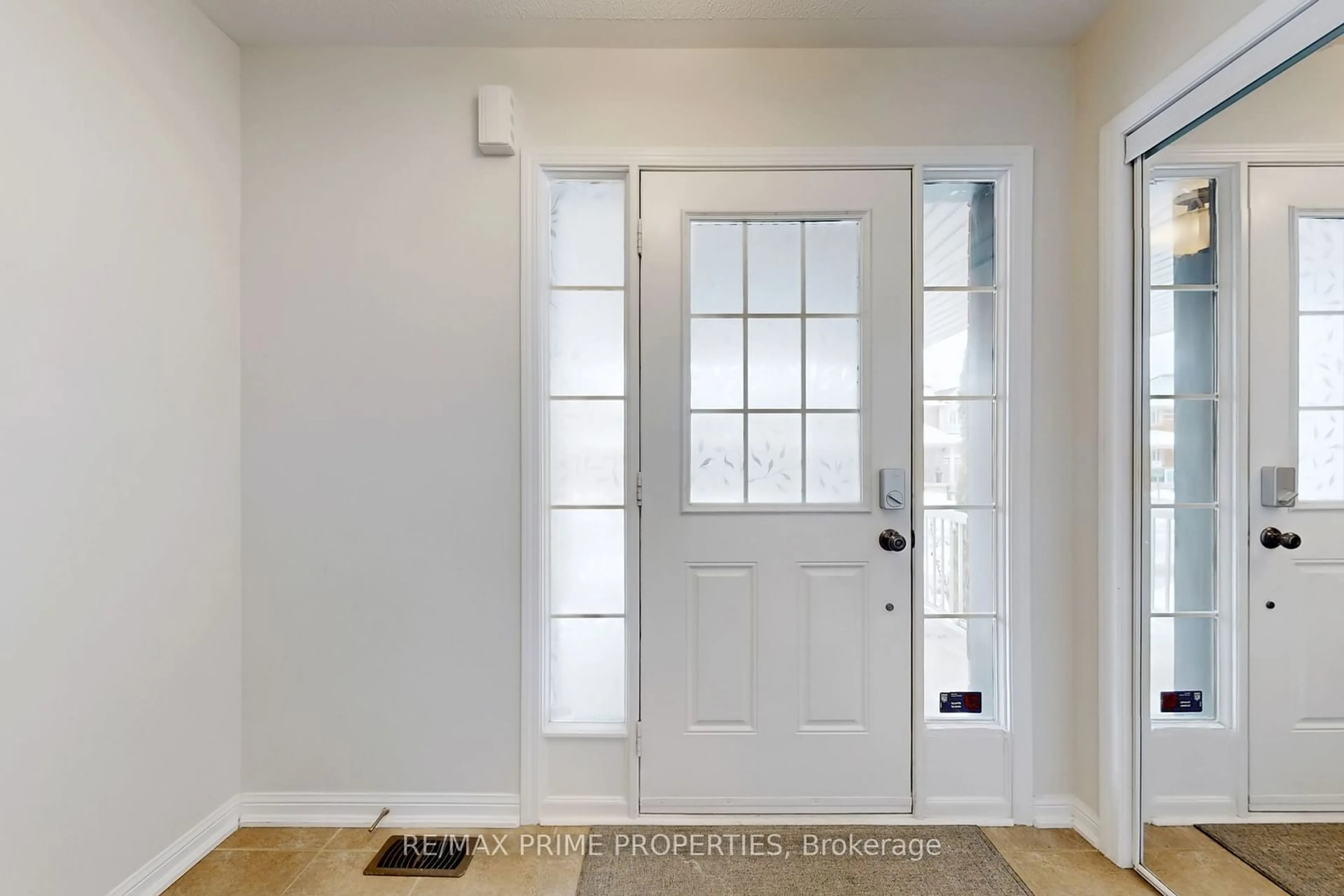 Indoor entryway for 748 CALDWELL Cres, Milton Ontario L9T 0H5