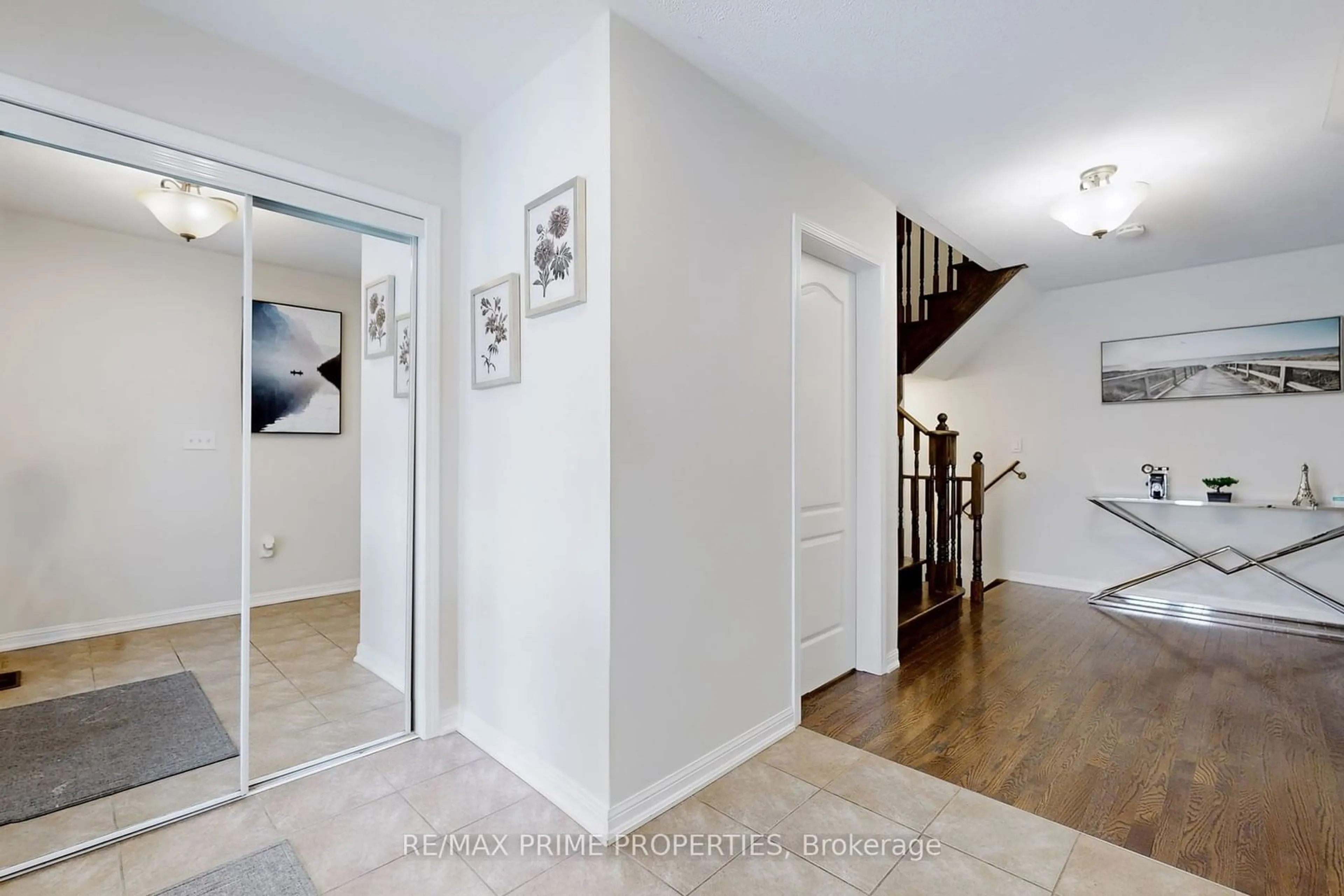 Indoor entryway for 748 CALDWELL Cres, Milton Ontario L9T 0H5