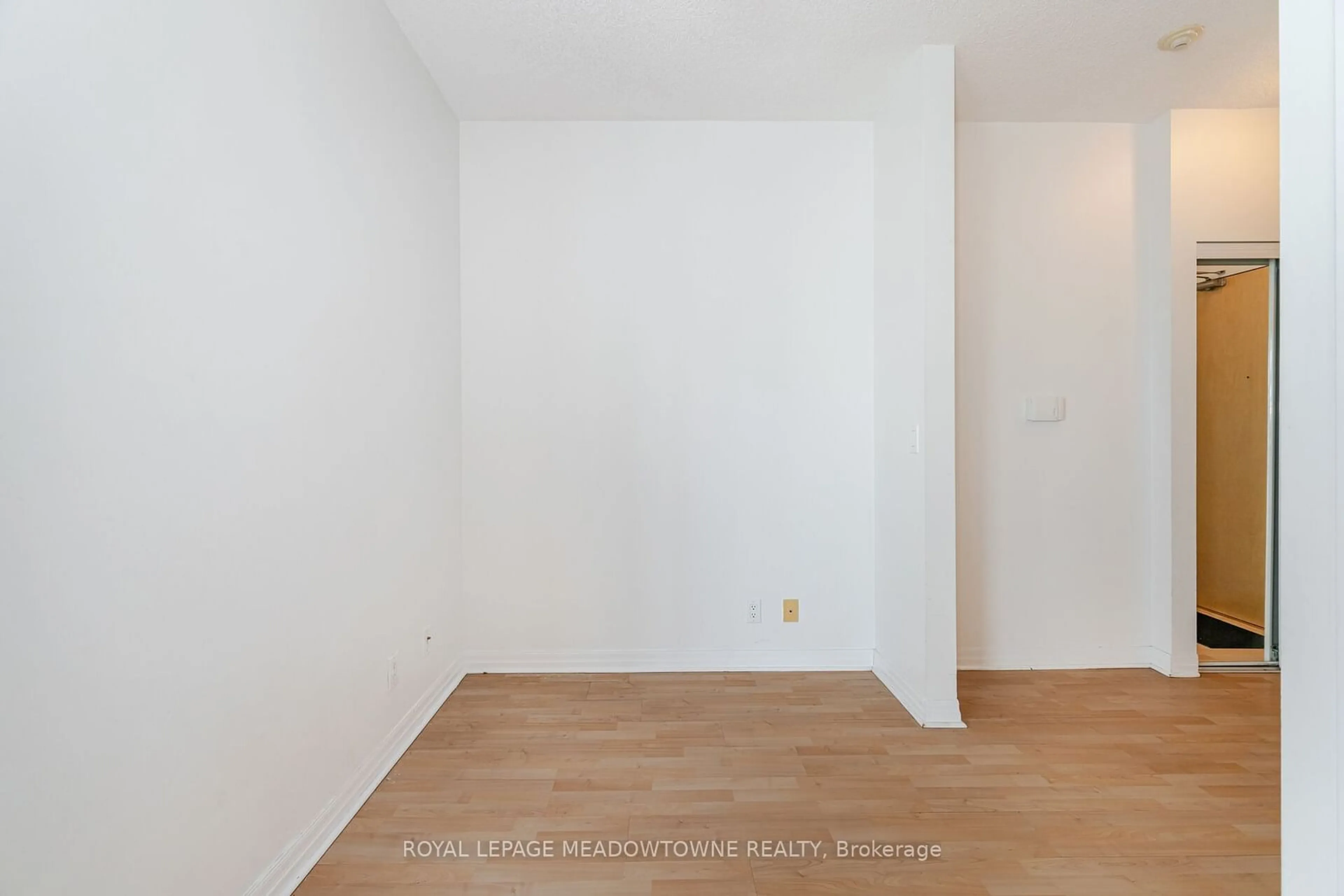 A pic of a room for 220 Burnhamthorpe Rd #2602, Mississauga Ontario L5B 4N4