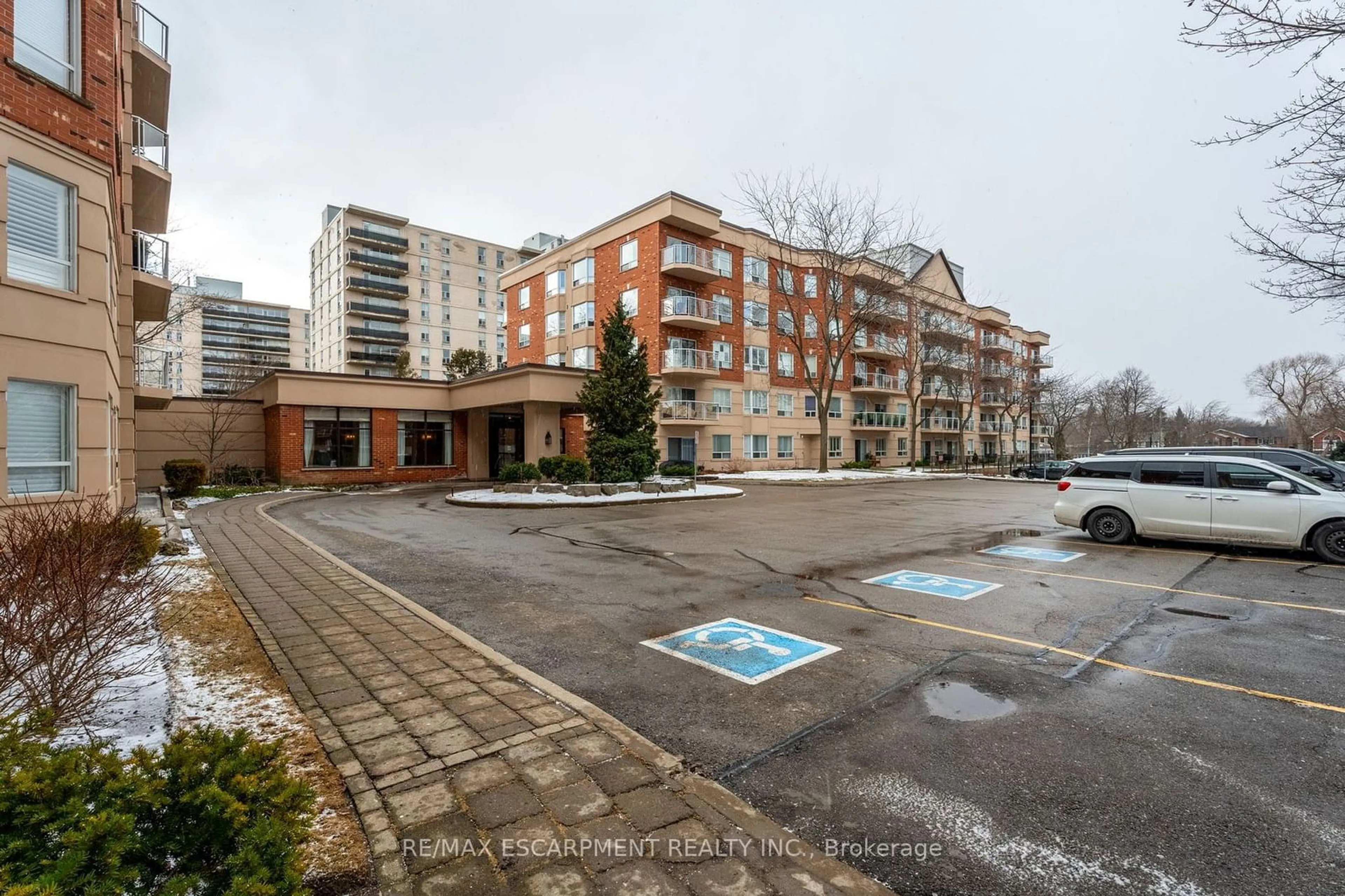 Patio, unknown for 5188 Lakeshore Rd #102, Burlington Ontario L7L 6P4