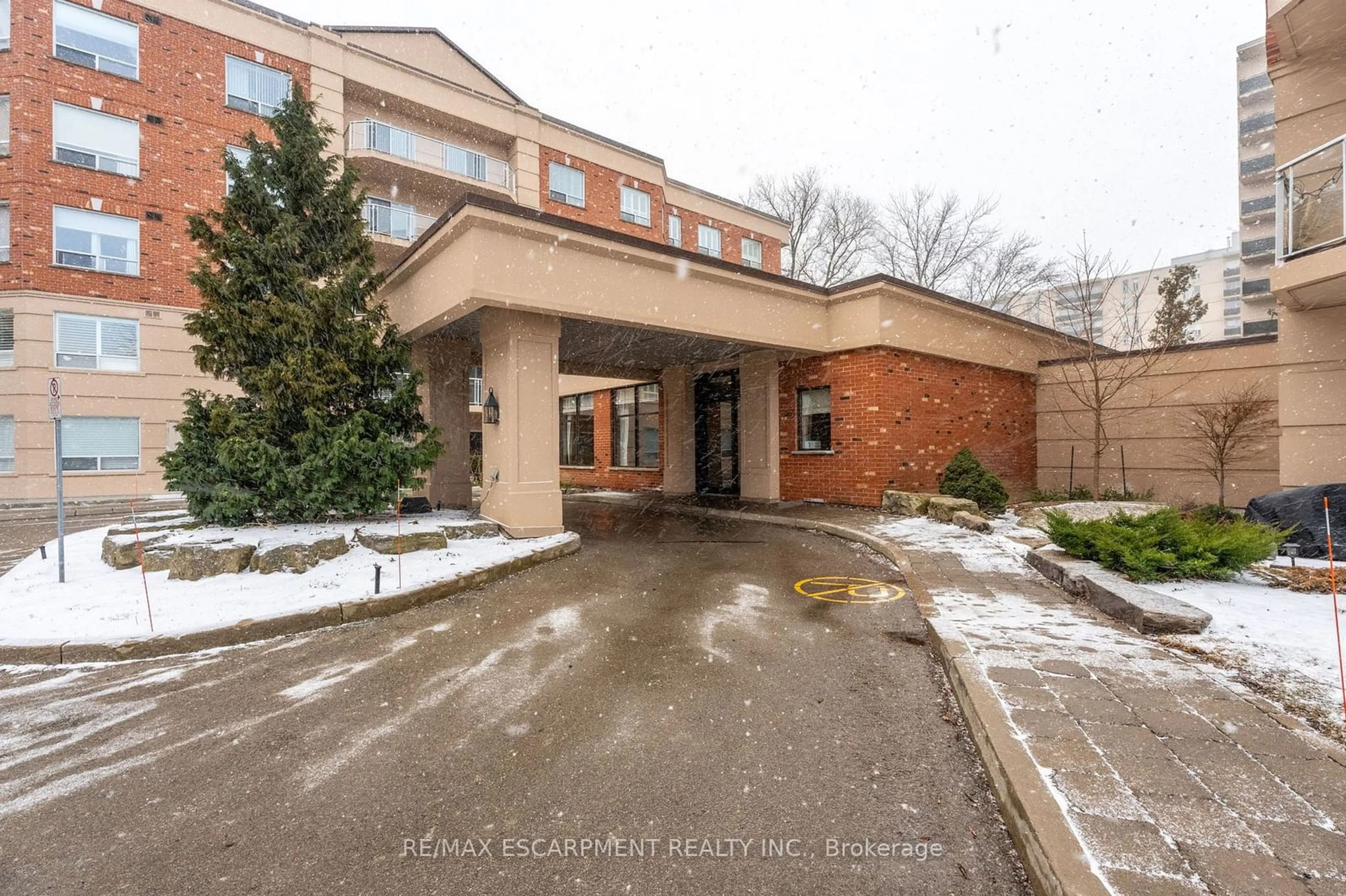 Indoor foyer for 5188 Lakeshore Rd #102, Burlington Ontario L7L 6P4