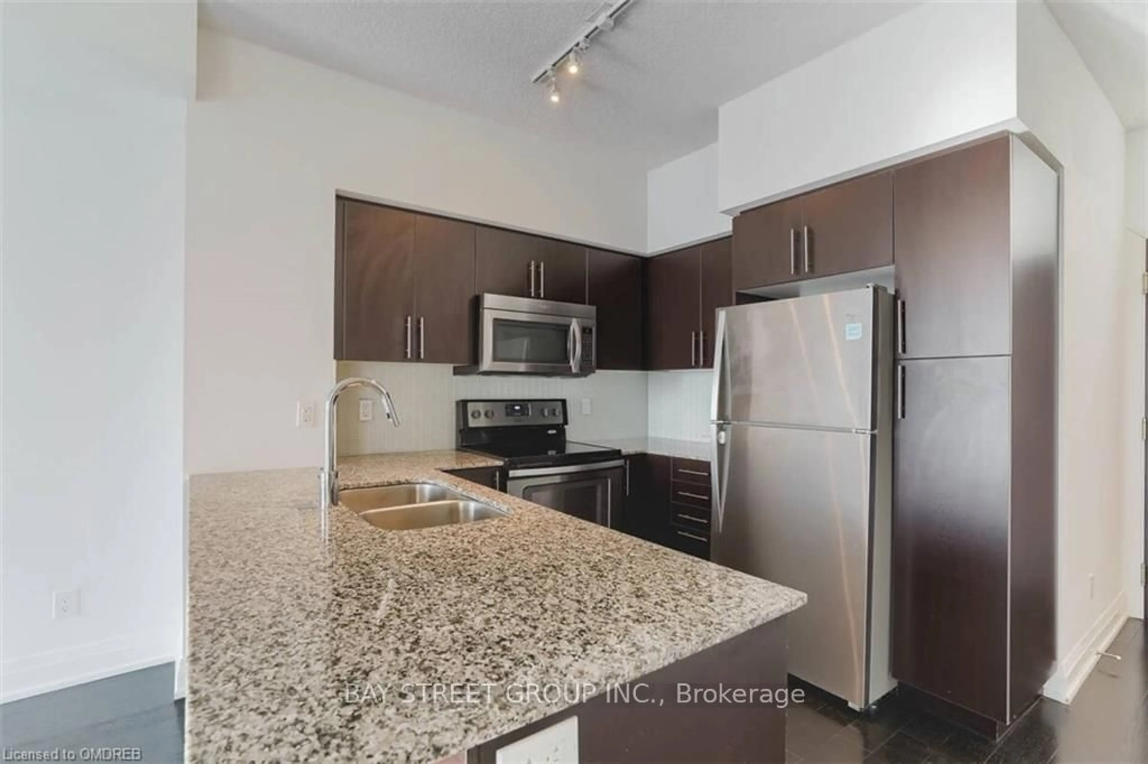 Standard kitchen, unknown for 65 SPEERS Rd #710, Oakville Ontario L6K 0J1