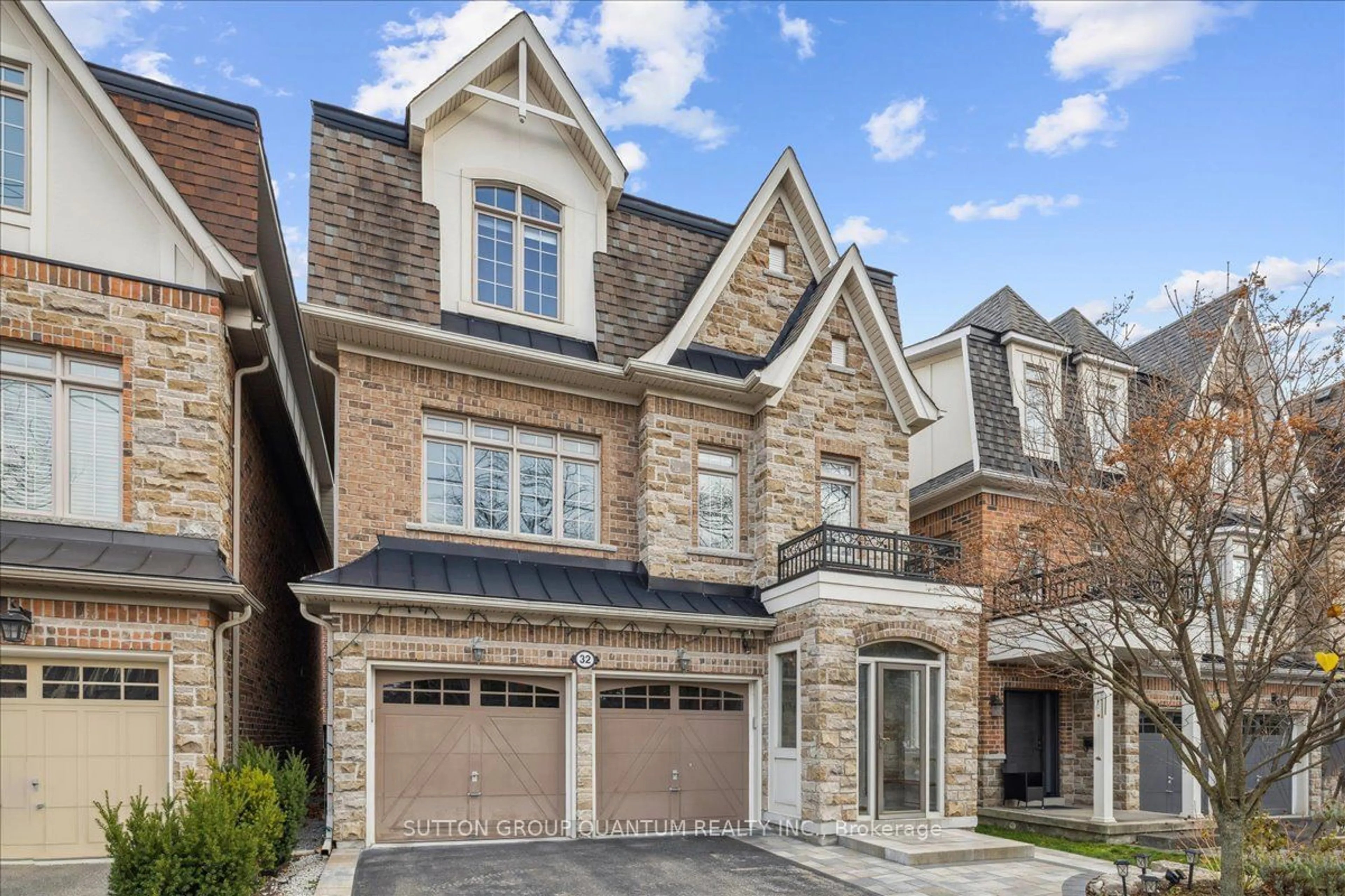 Home with brick exterior material, street for 32 Harborn Rd, Mississauga Ontario L5B 1A4