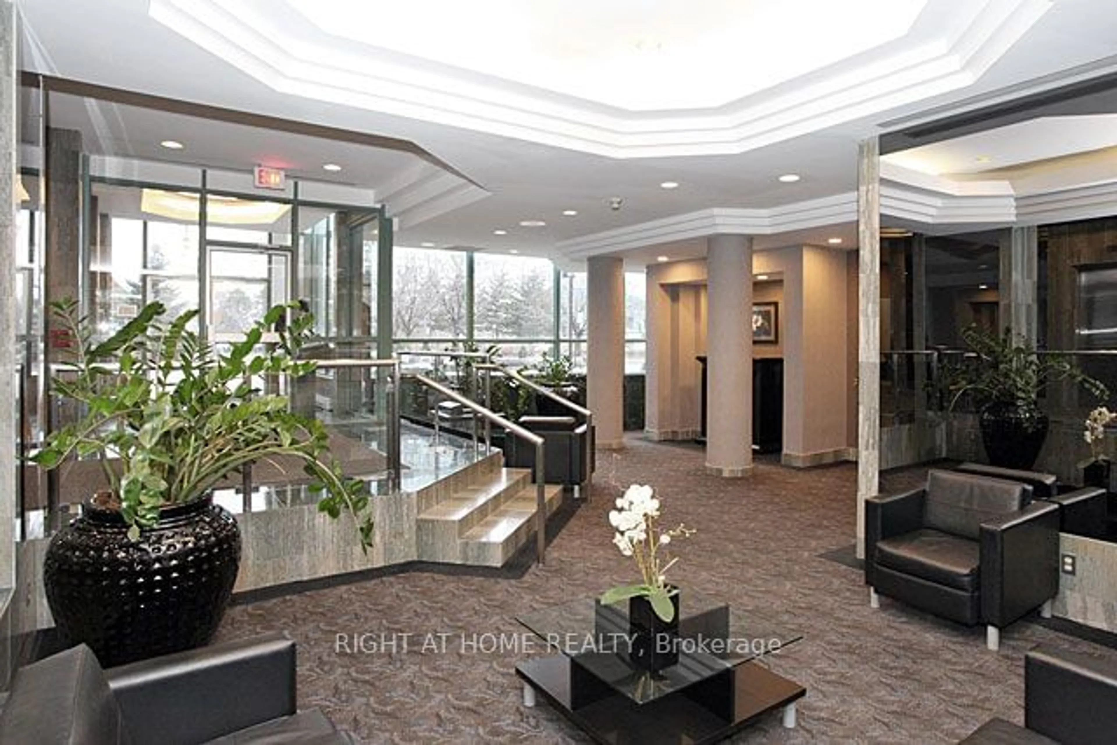 Indoor foyer for 4470 Tucana Crt #505, Mississauga Ontario L5R 3K8