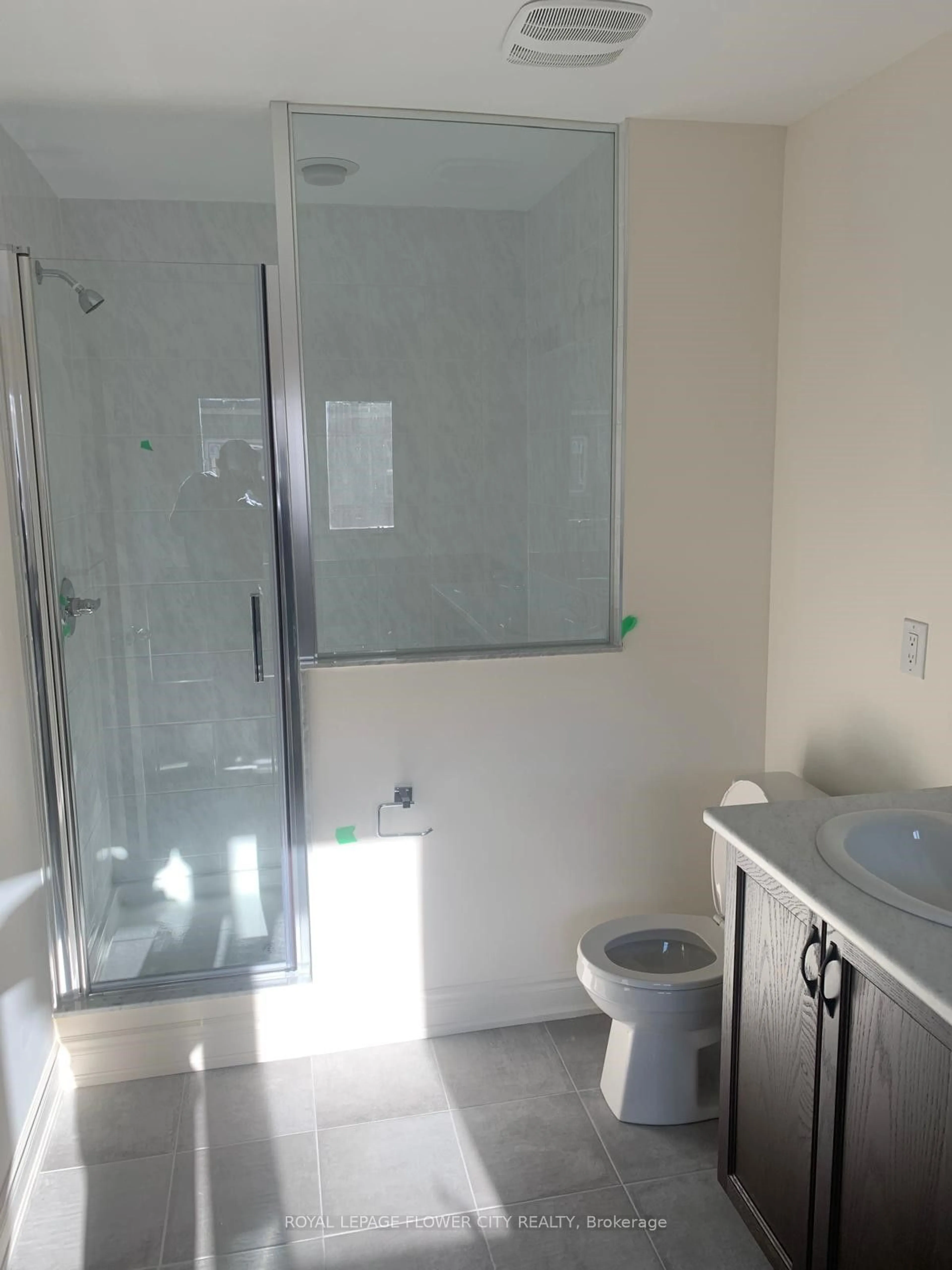 Standard bathroom, ceramic/tile floor for 21 Dale Meadow Rd, Brampton Ontario L7A 0B7