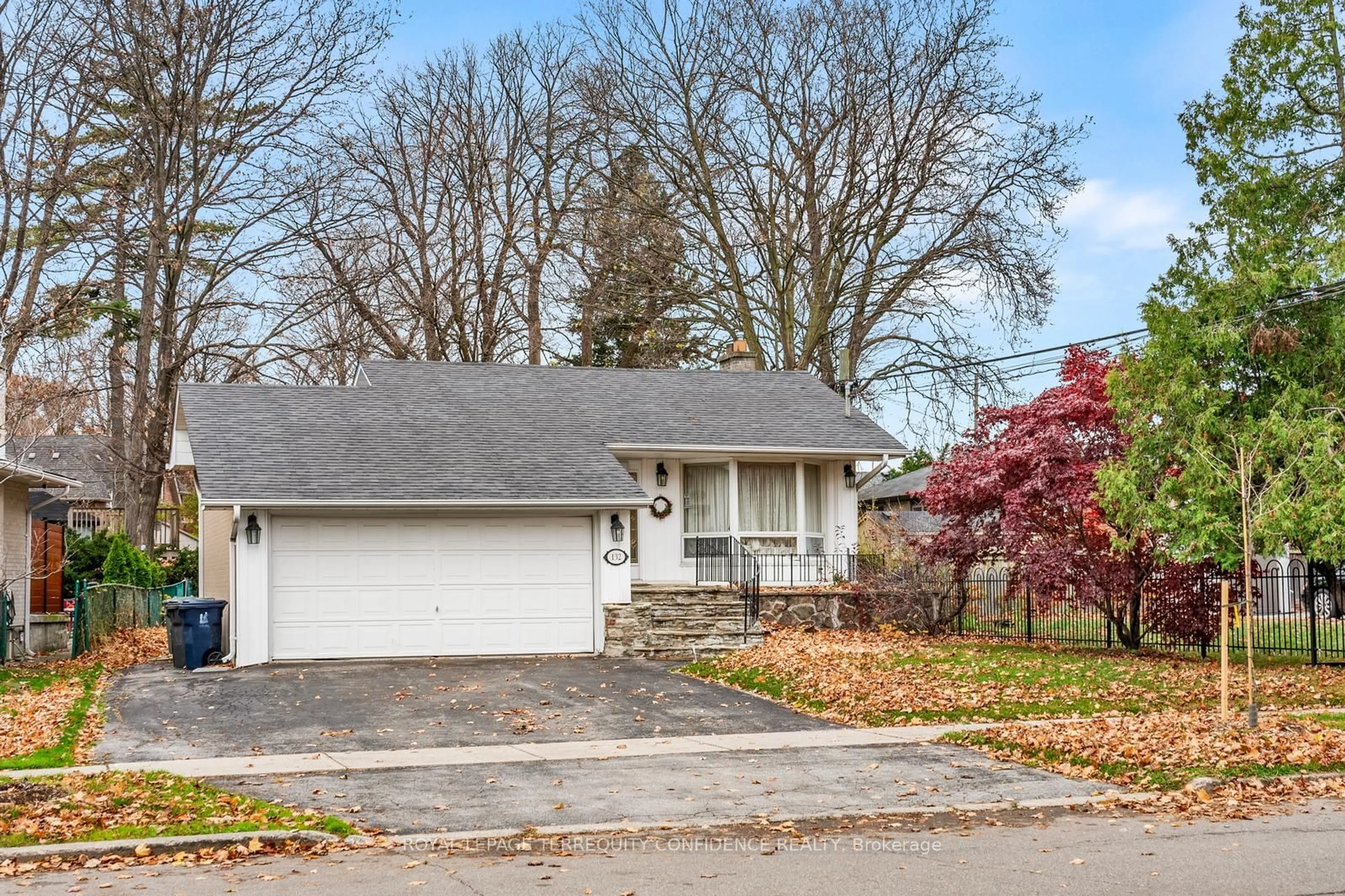 Home with vinyl exterior material, street for 132 Meadowbank Rd, Toronto Ontario M9B 5E4