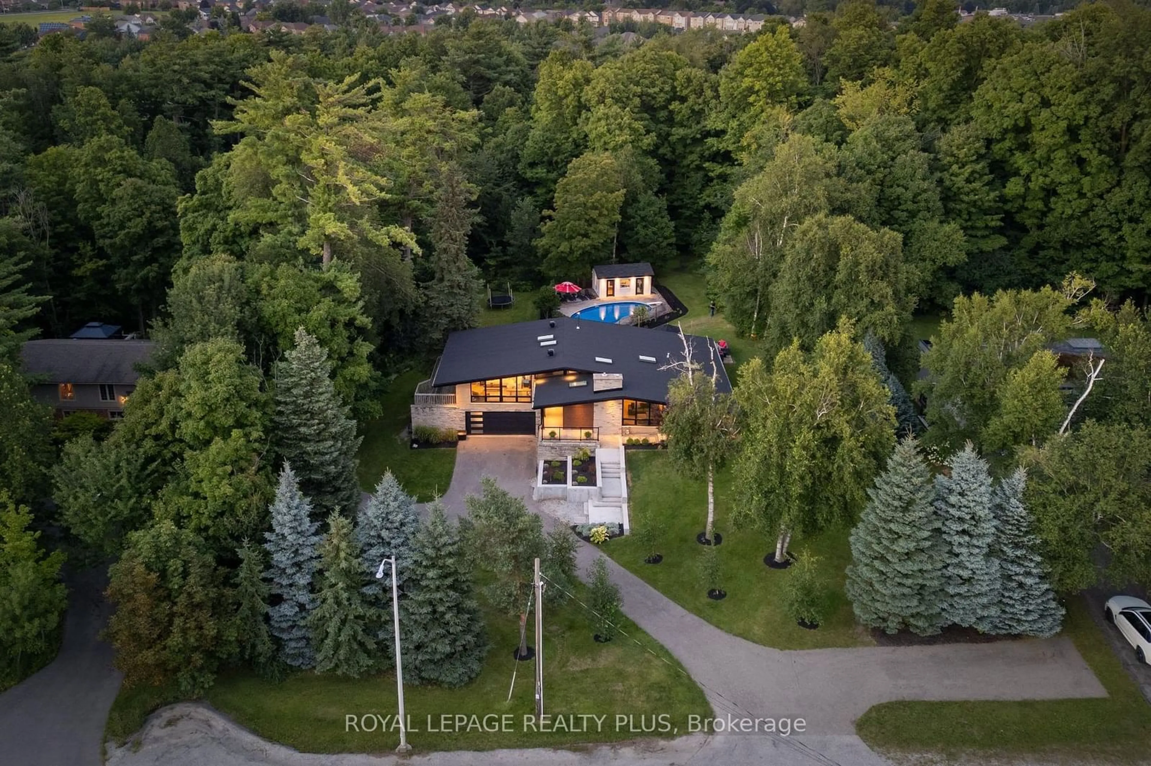 A pic from outside/outdoor area/front of a property/back of a property/a pic from drone, unknown for 11753 Trafalgar Rd, Halton Hills Ontario L7G 4S4