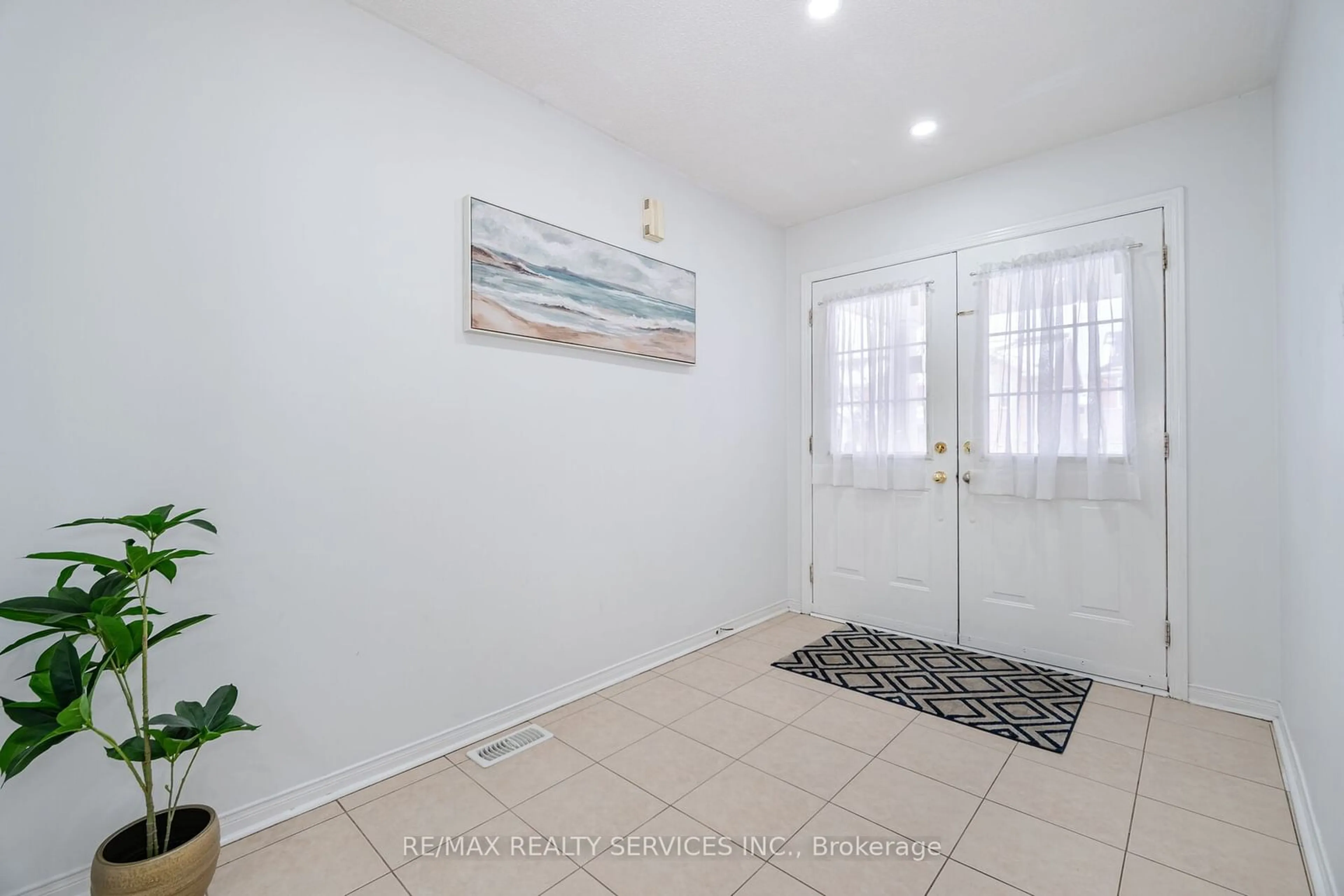 Indoor entryway for 28 Wildsky Rd, Brampton Ontario L6Y 5P6