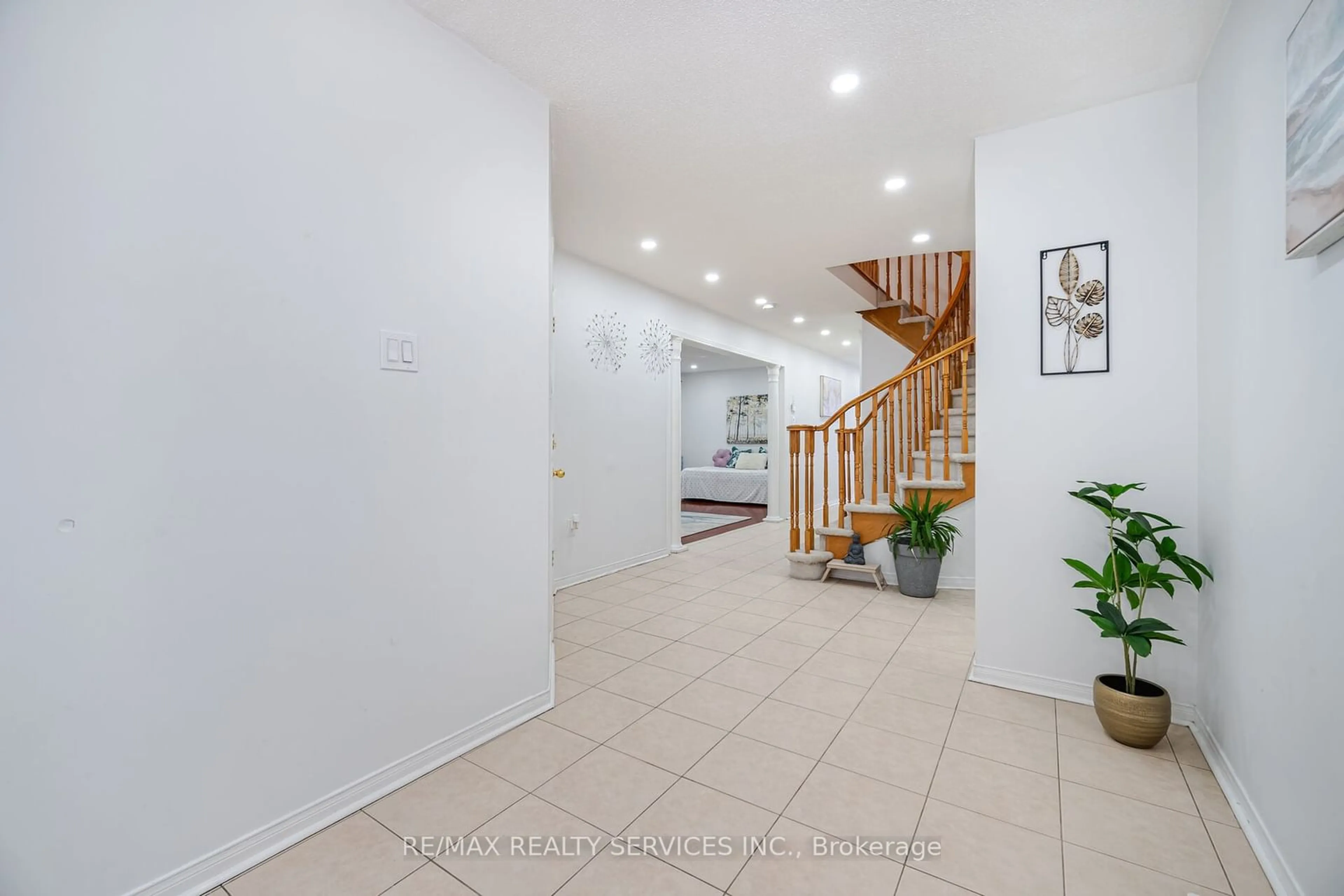 Indoor foyer for 28 Wildsky Rd, Brampton Ontario L6Y 5P6