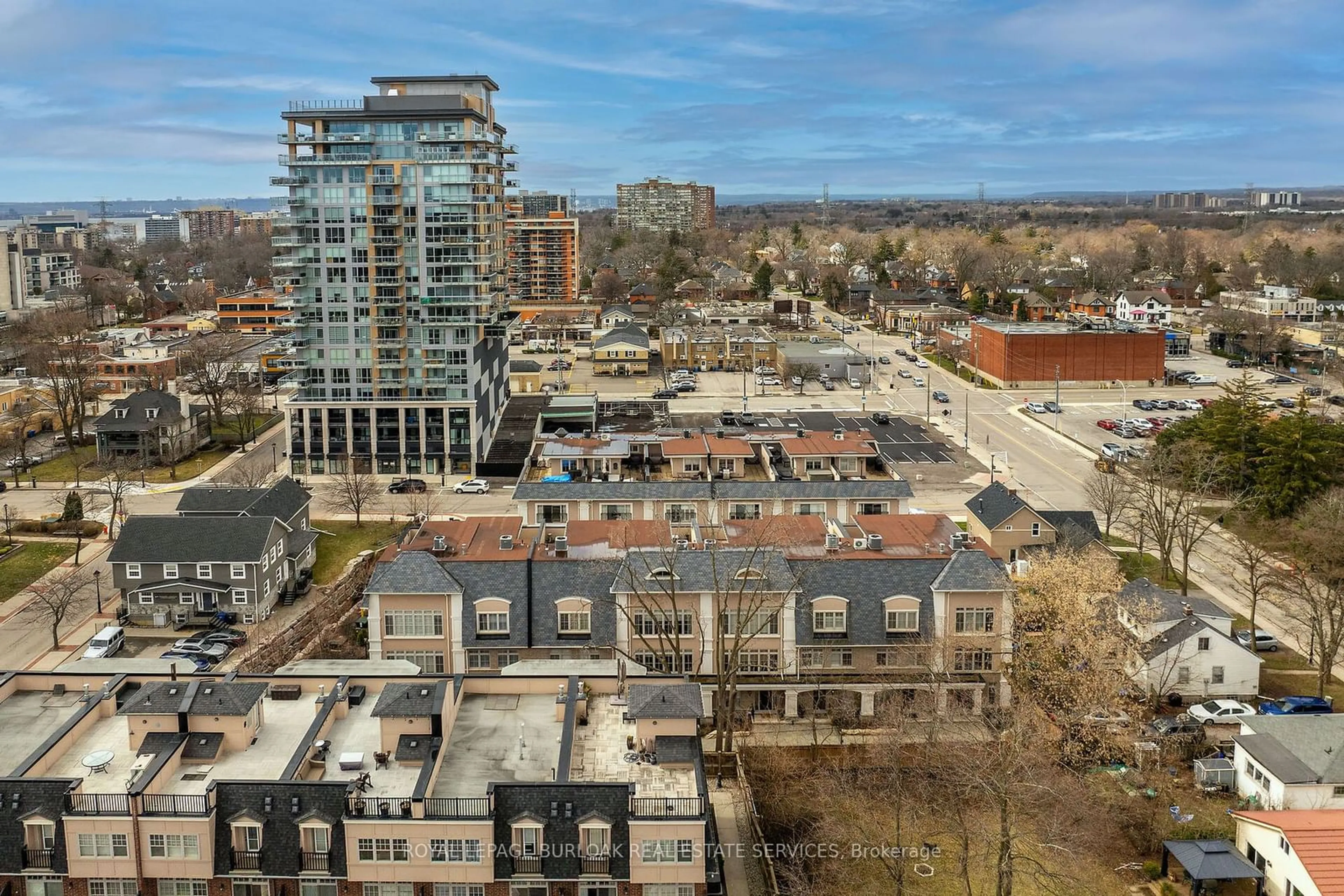 A pic from outside/outdoor area/front of a property/back of a property/a pic from drone, city buildings view from balcony for 509 Elizabeth St #4, Burlington Ontario L7R 2M4