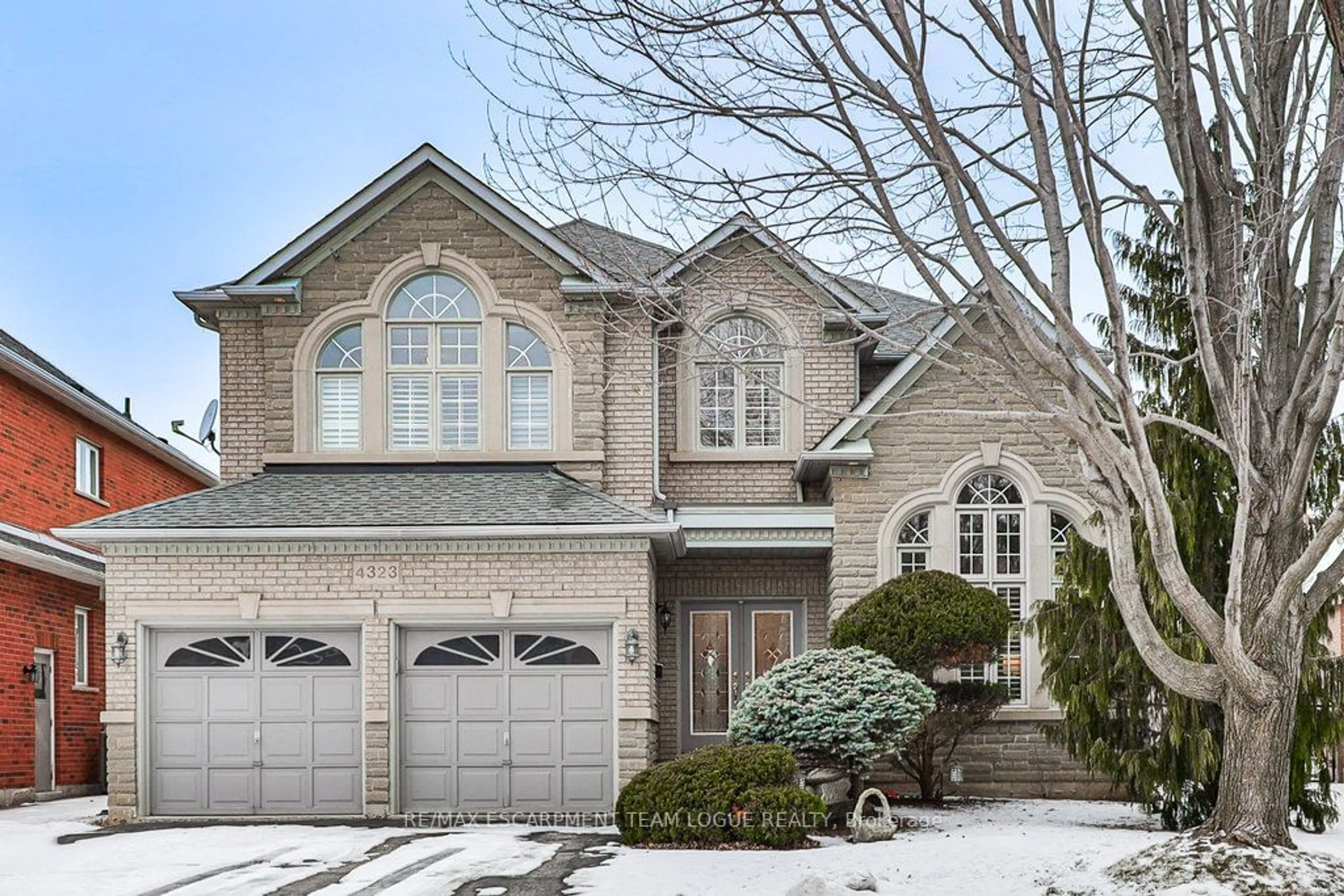 Home with brick exterior material, street for 4323 Clubview Dr, Burlington Ontario L7M 4R3