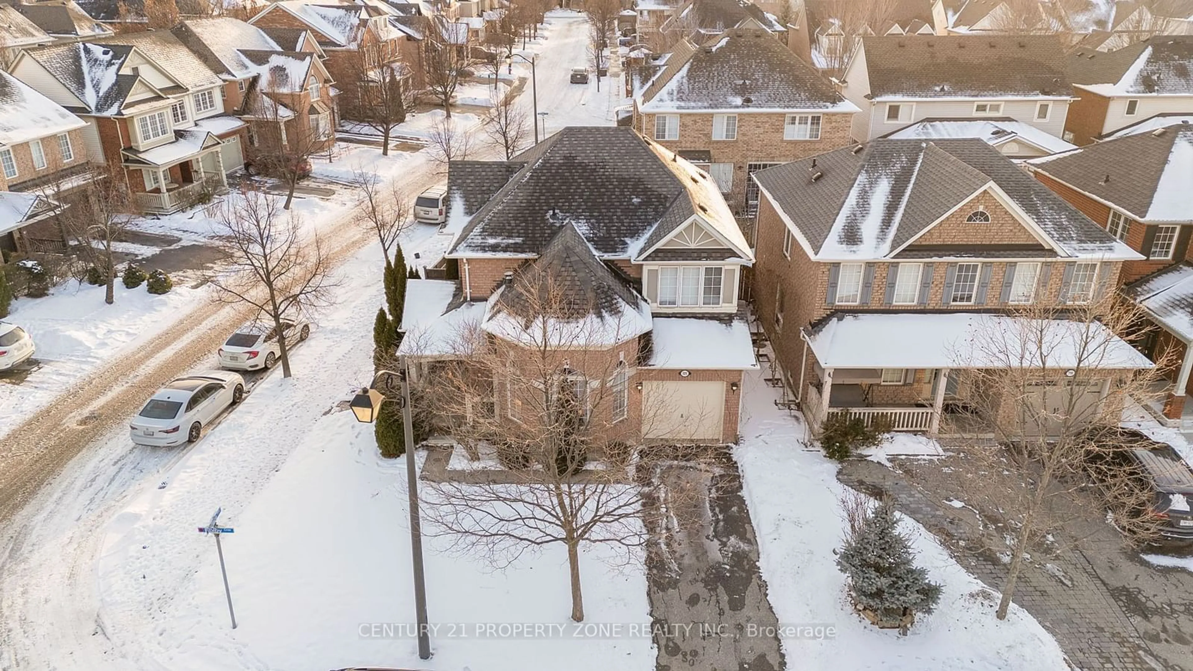 A pic from outside/outdoor area/front of a property/back of a property/a pic from drone, street for 721 Dolby Cres, Milton Ontario L9T 5L8