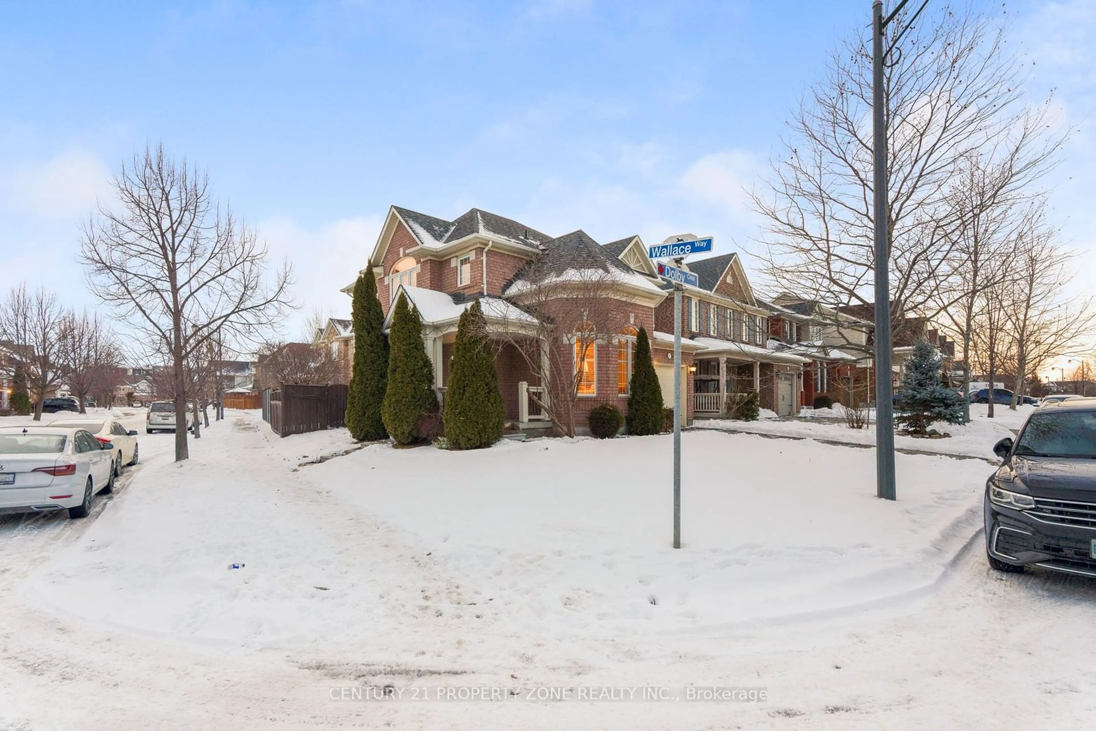 A pic from outside/outdoor area/front of a property/back of a property/a pic from drone, street for 721 Dolby Cres, Milton Ontario L9T 5L8