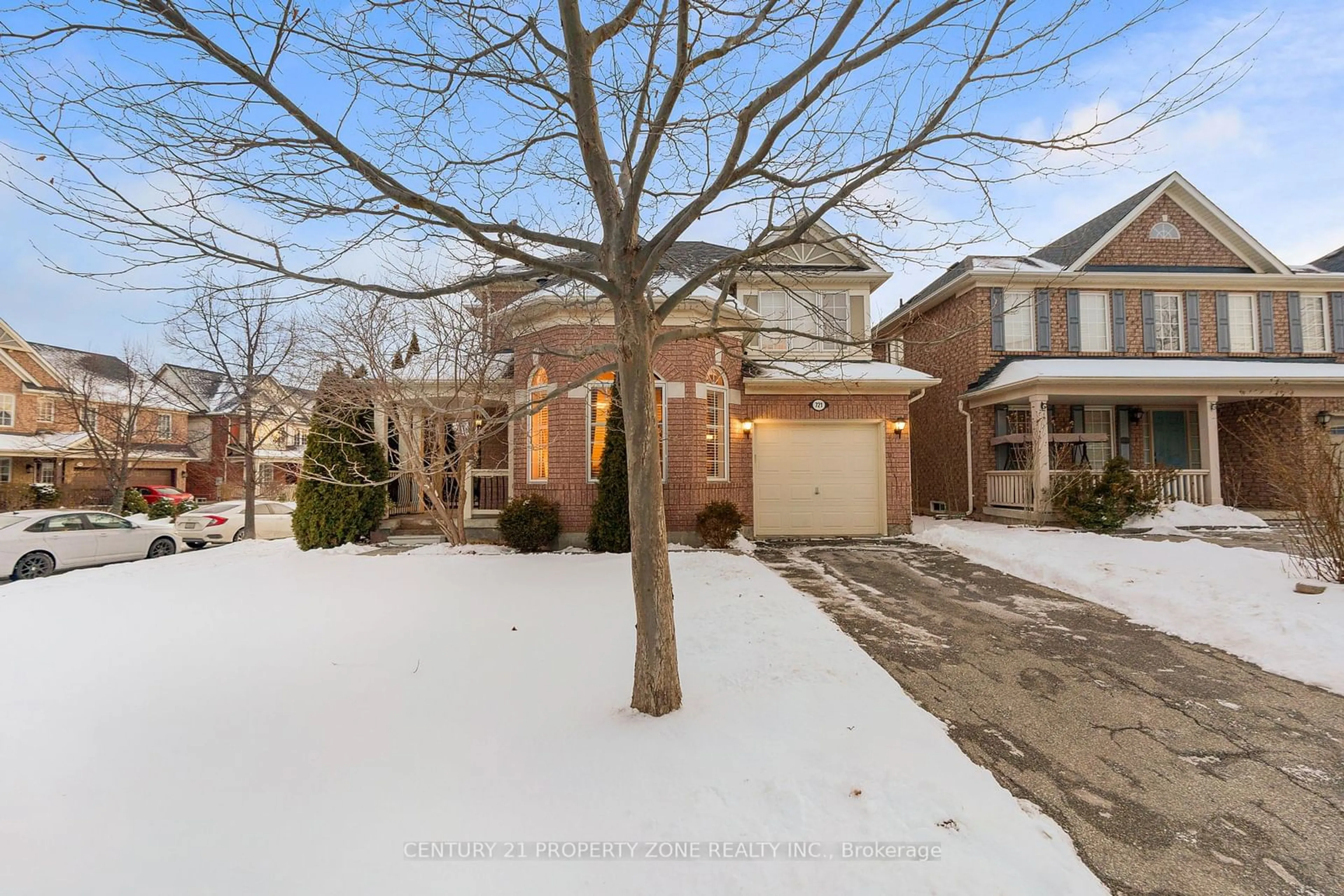 A pic from outside/outdoor area/front of a property/back of a property/a pic from drone, street for 721 Dolby Cres, Milton Ontario L9T 5L8