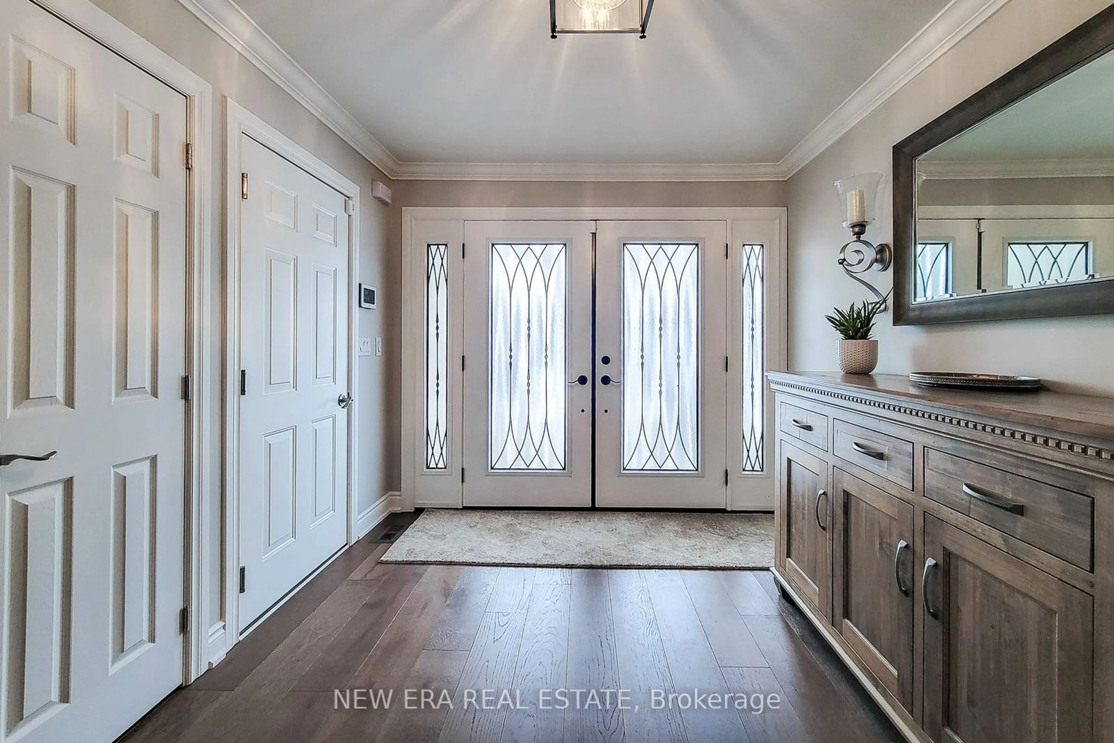 Indoor entryway for 2119 Agincourt Cres, Burlington Ontario L7P 1P3