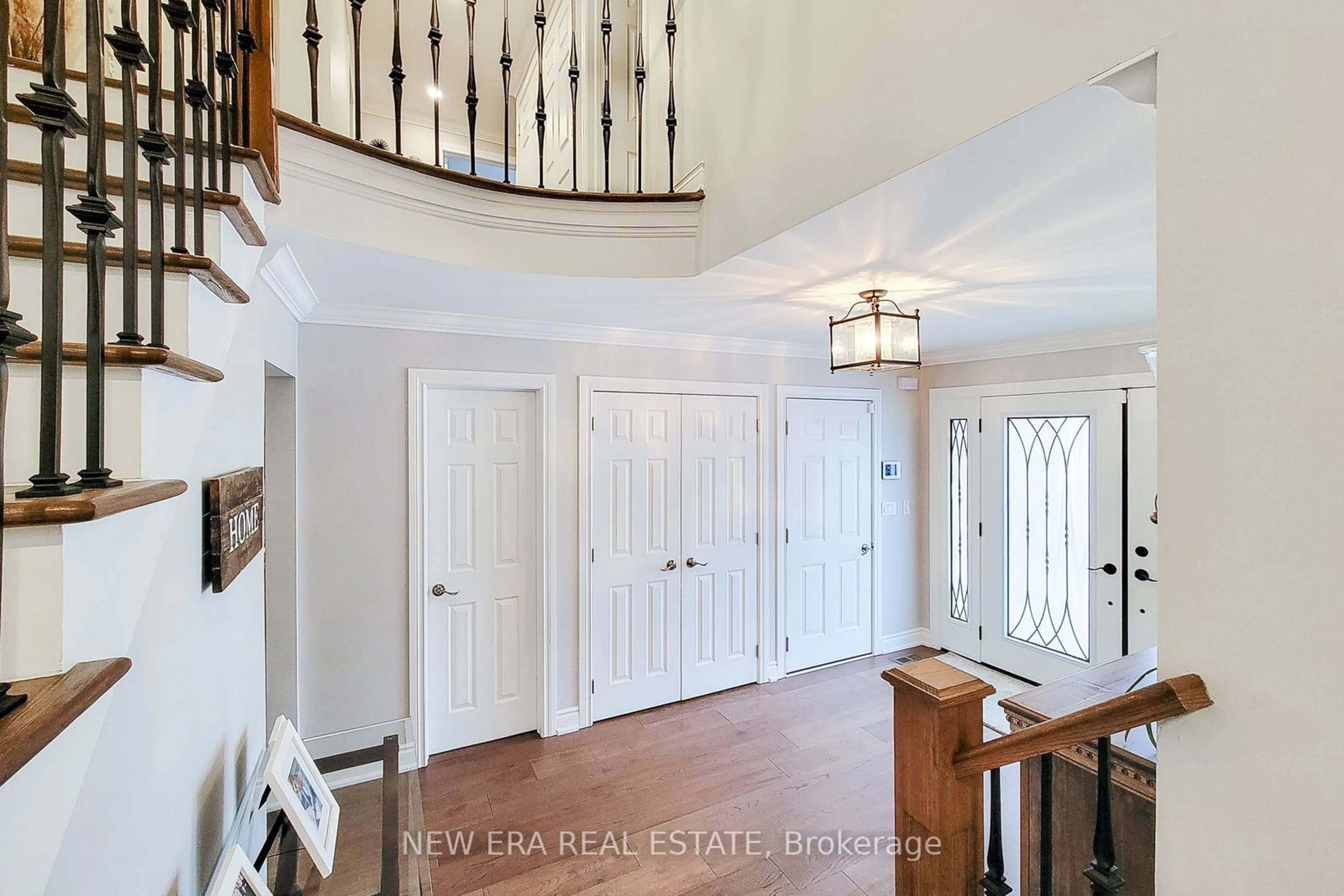 Indoor entryway for 2119 Agincourt Cres, Burlington Ontario L7P 1P3