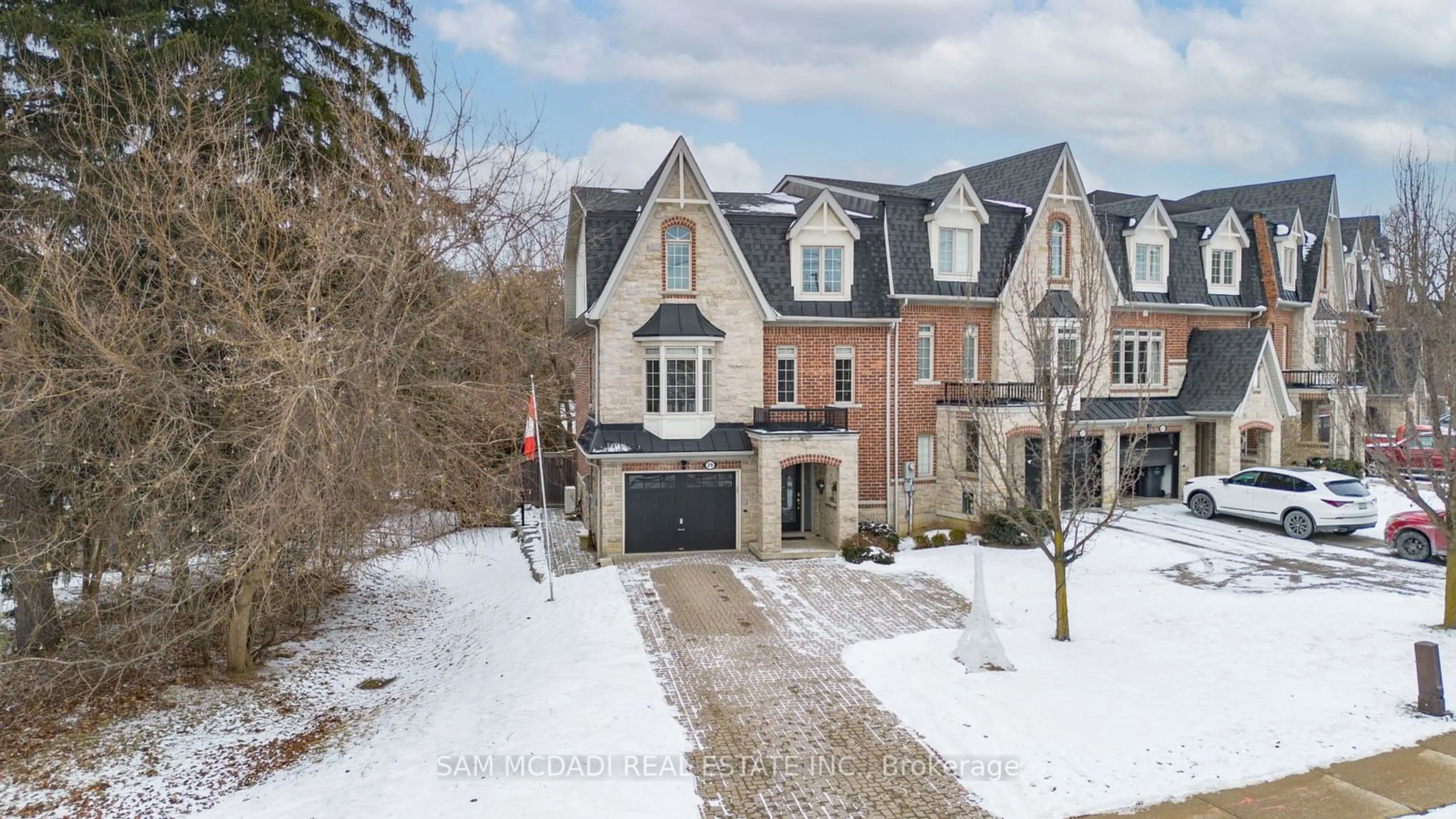 A pic from outside/outdoor area/front of a property/back of a property/a pic from drone, street for 29 Premium Way, Mississauga Ontario L5B 1A1