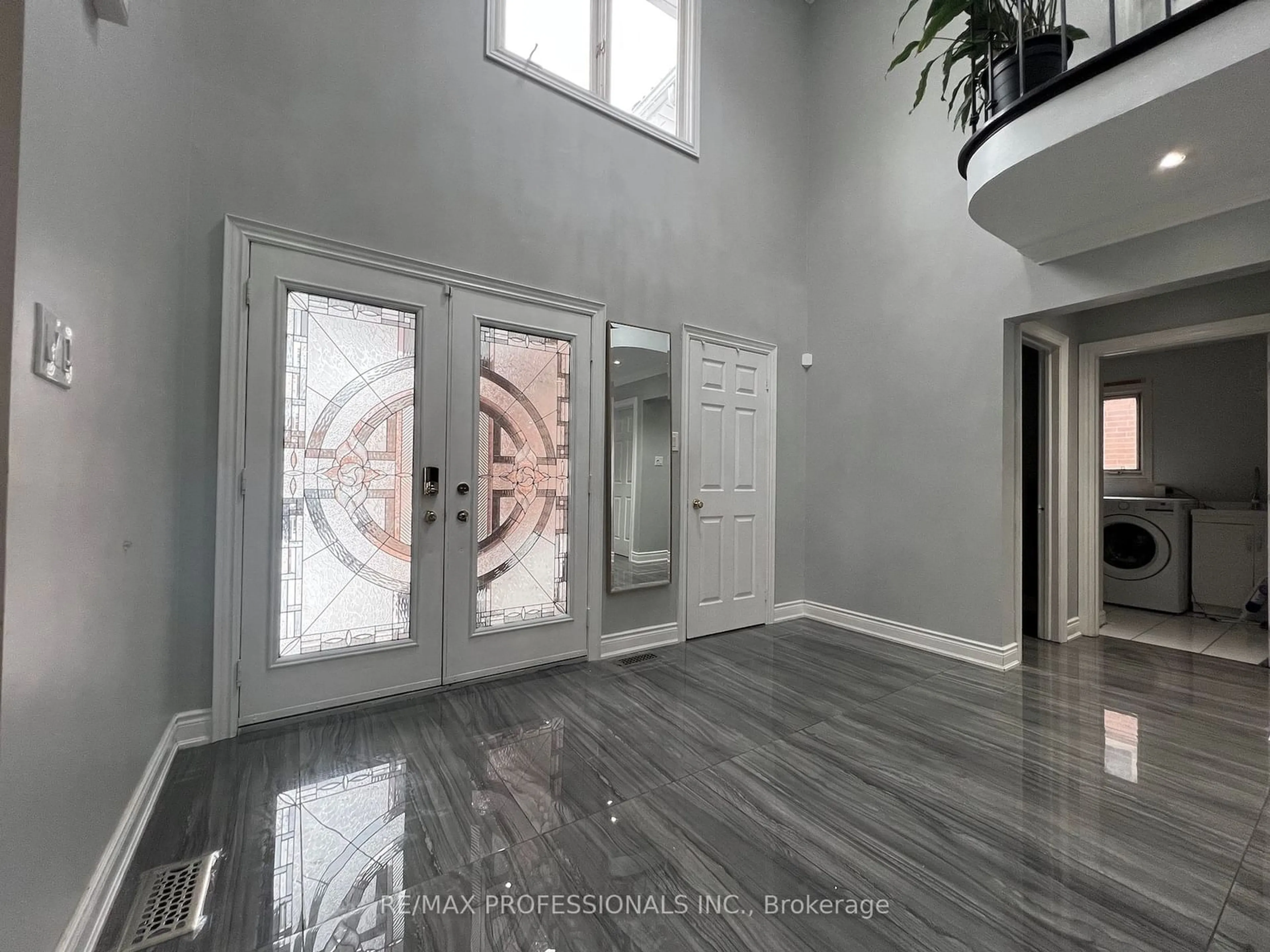 Indoor entryway for 2088 Perran Dr, Mississauga Ontario L5K 2R4