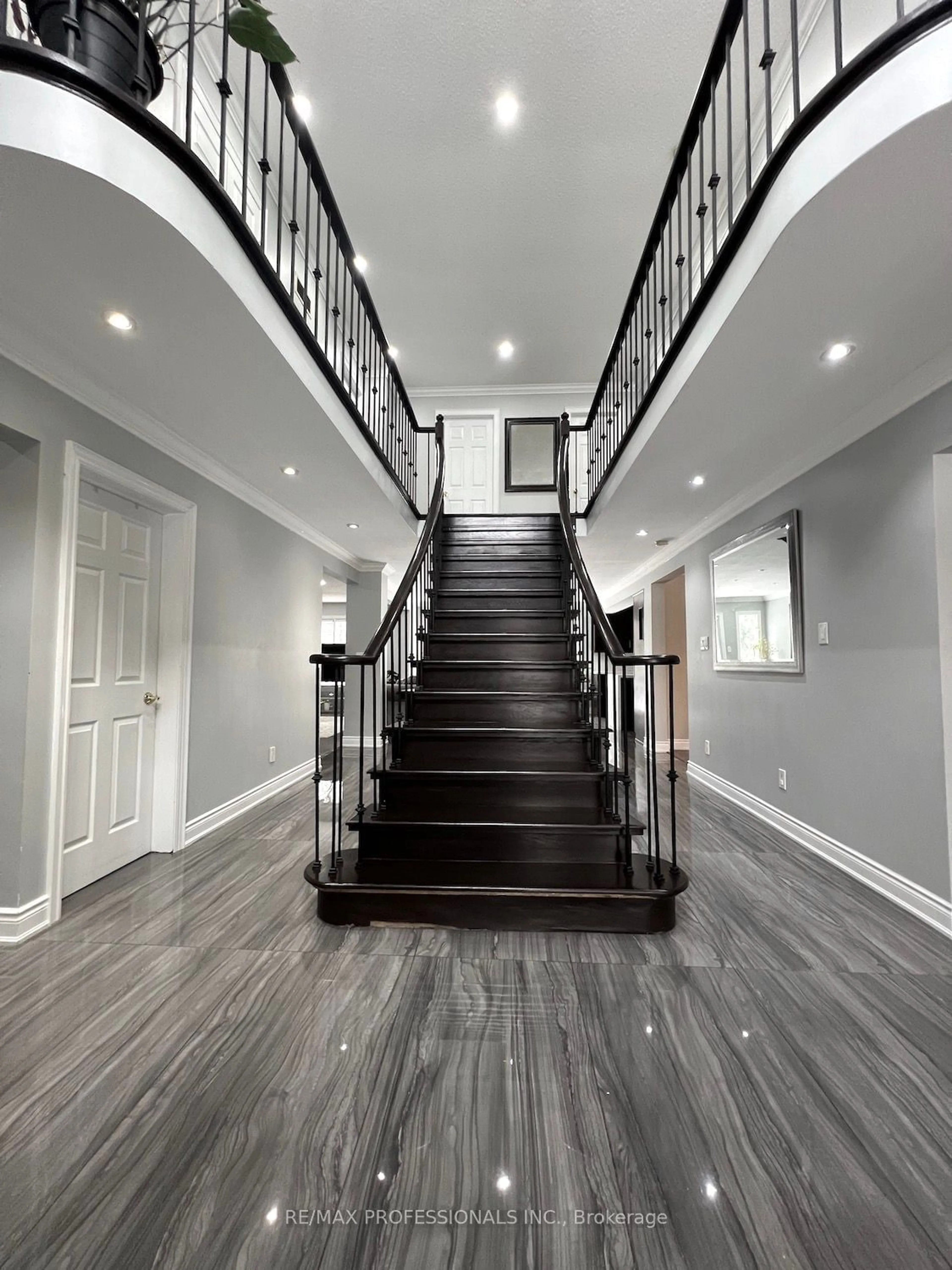 Stairs for 2088 Perran Dr, Mississauga Ontario L5K 2R4