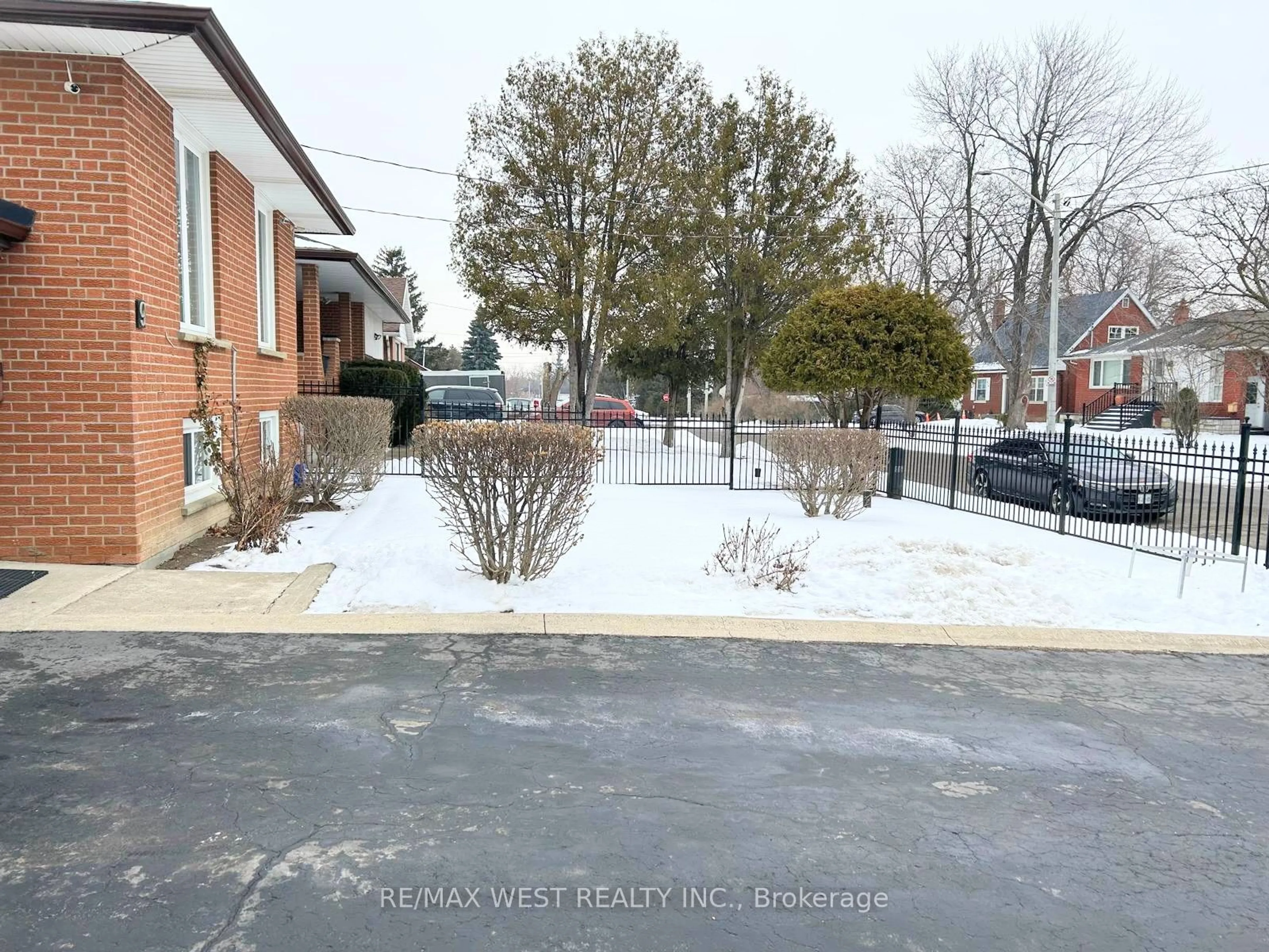 A pic from outside/outdoor area/front of a property/back of a property/a pic from drone, street for 9 Sledman St, Mississauga Ontario L4T 1K4